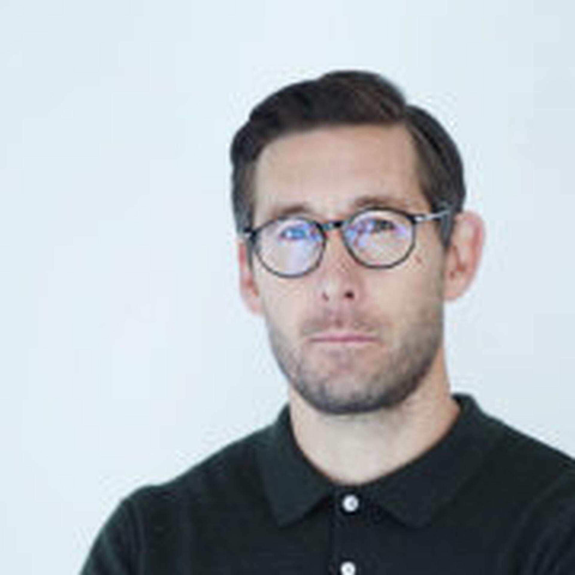 Joakim Bourelius i ljus skjorta och mörkblå kavaj