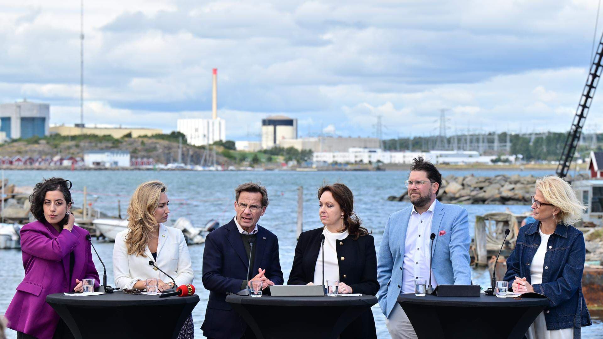 Utbildnings- och integrationsminister Simona Mohamsson (L), energi- och näringsminister Ebba Busch (KD), statsminister Ulf Kristersson (M), Vattenfalls vd Anna Borg, Jimmie Åkesson (SD) och finansminister Elisabeth Svantesson (M) under en pressträff vid Ringhals kärnkraftverk.