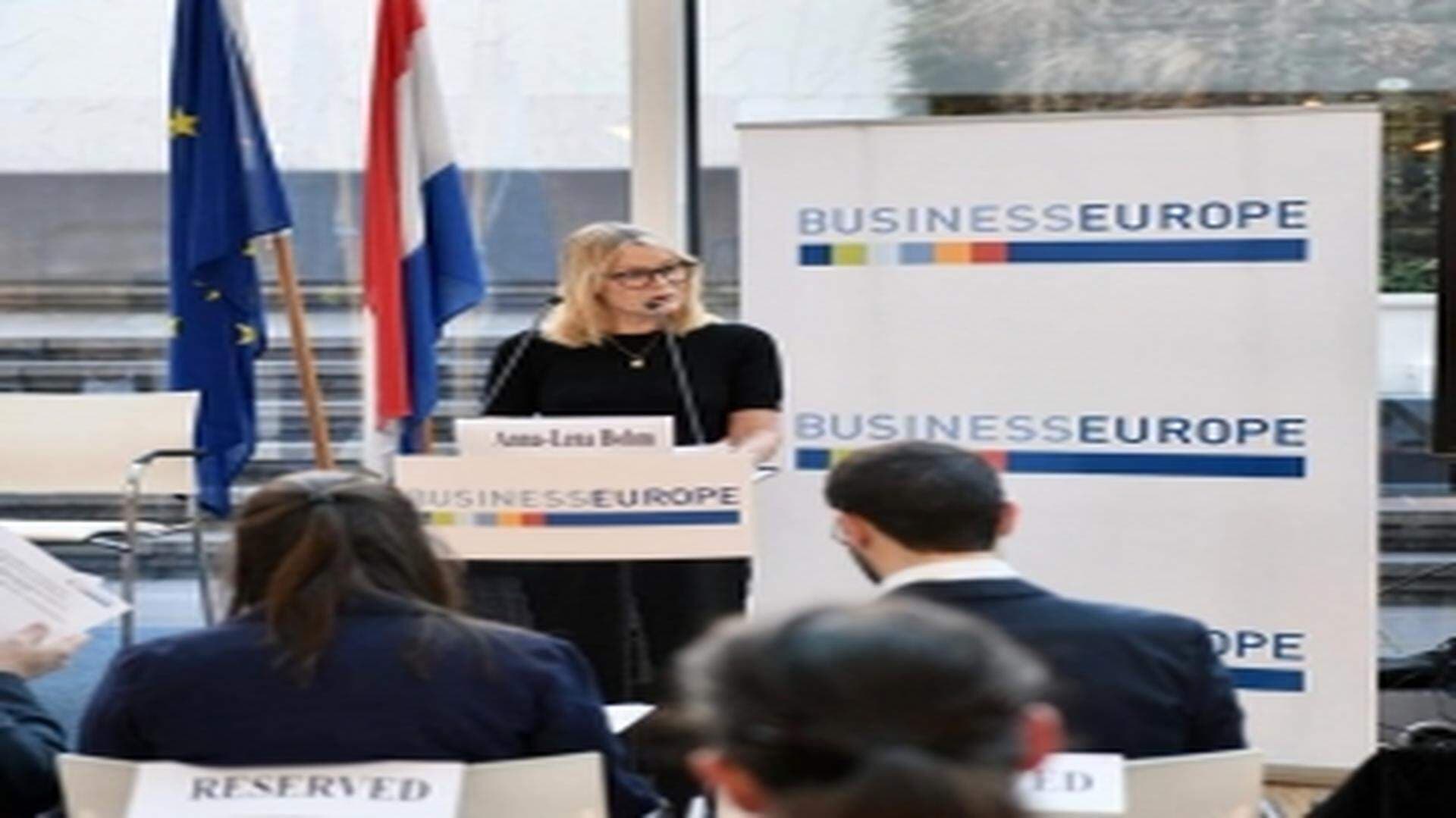 Kvinna talar hos BusinessEurope