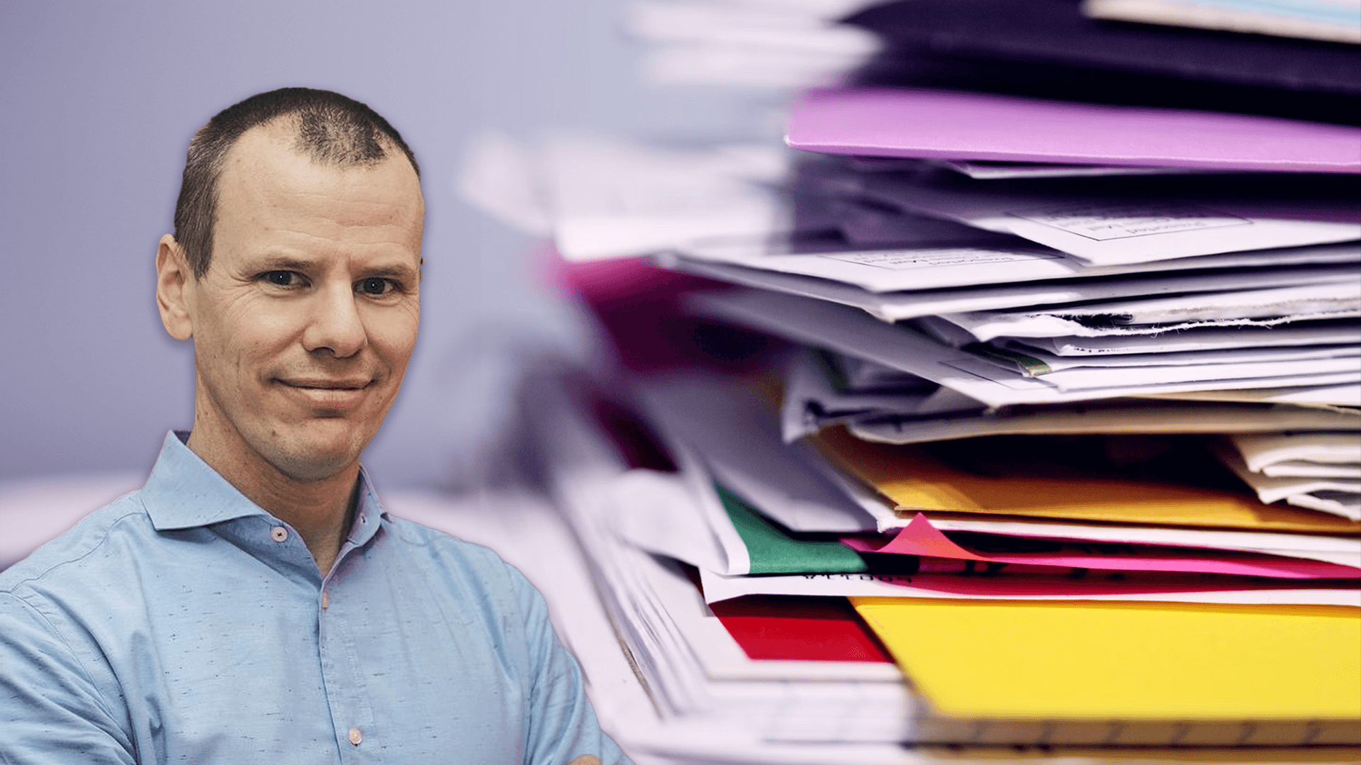 Pontus Angland och en hög med dokument