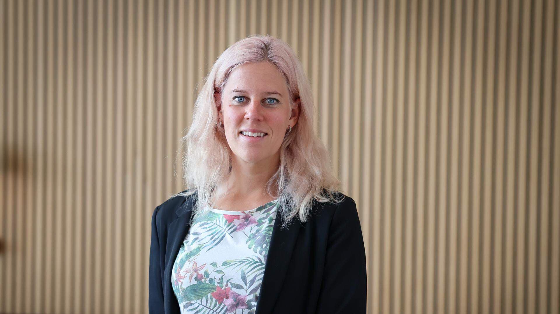 Anna Bergvall har en blommig tröja och mörk kavaj