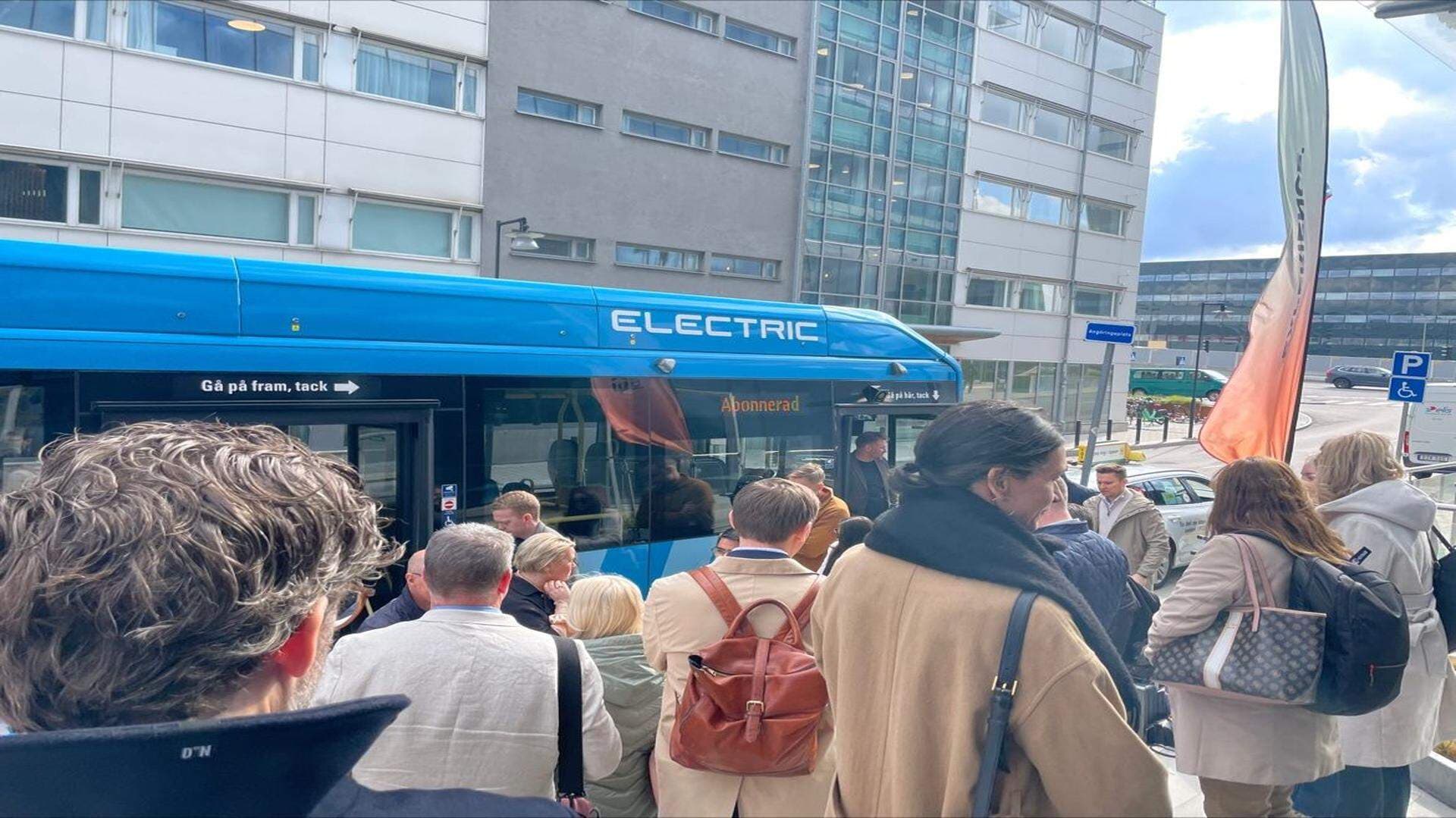 På väg in i bussen Eldag Gbg
