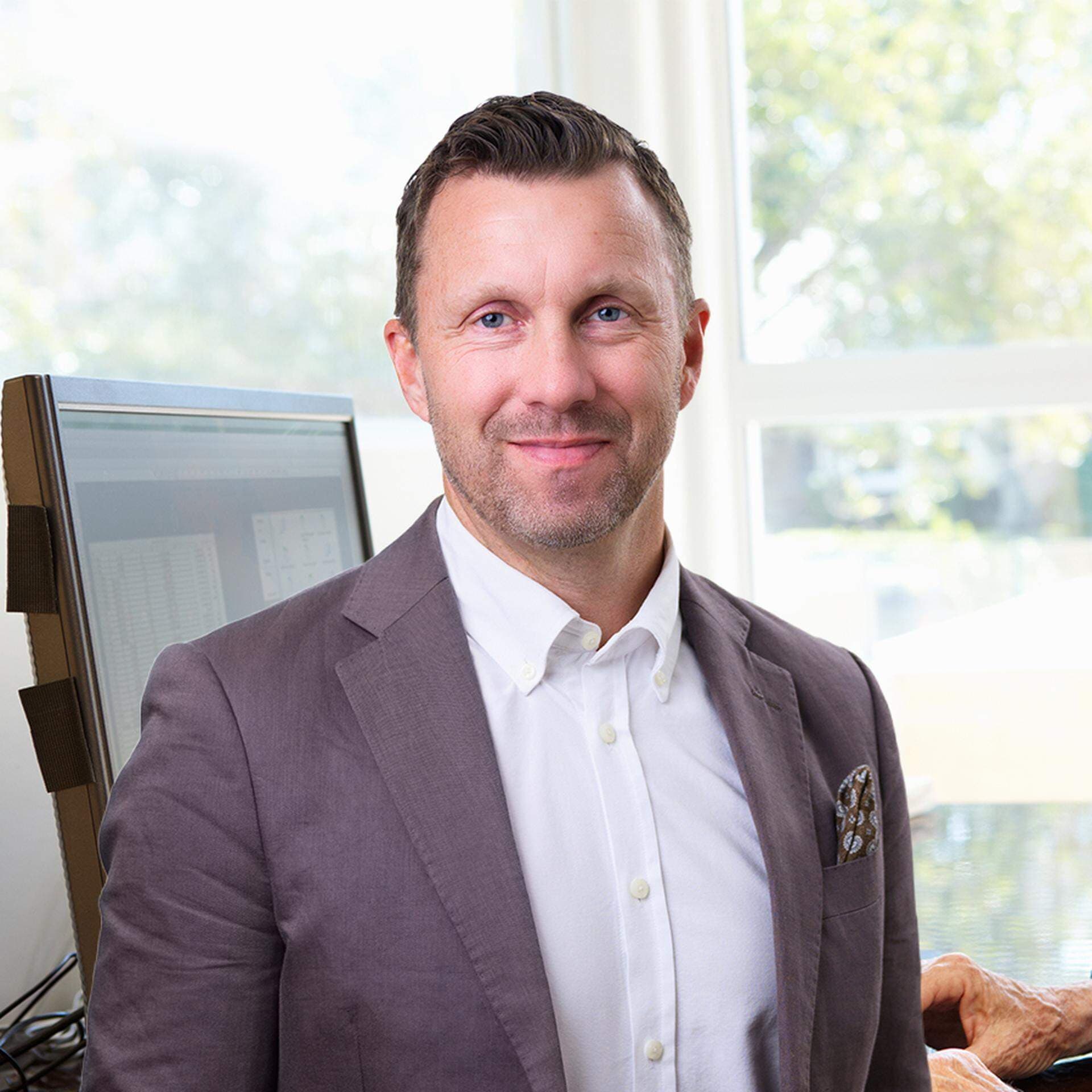 Patrik Karlsson och äldre person som arbetar