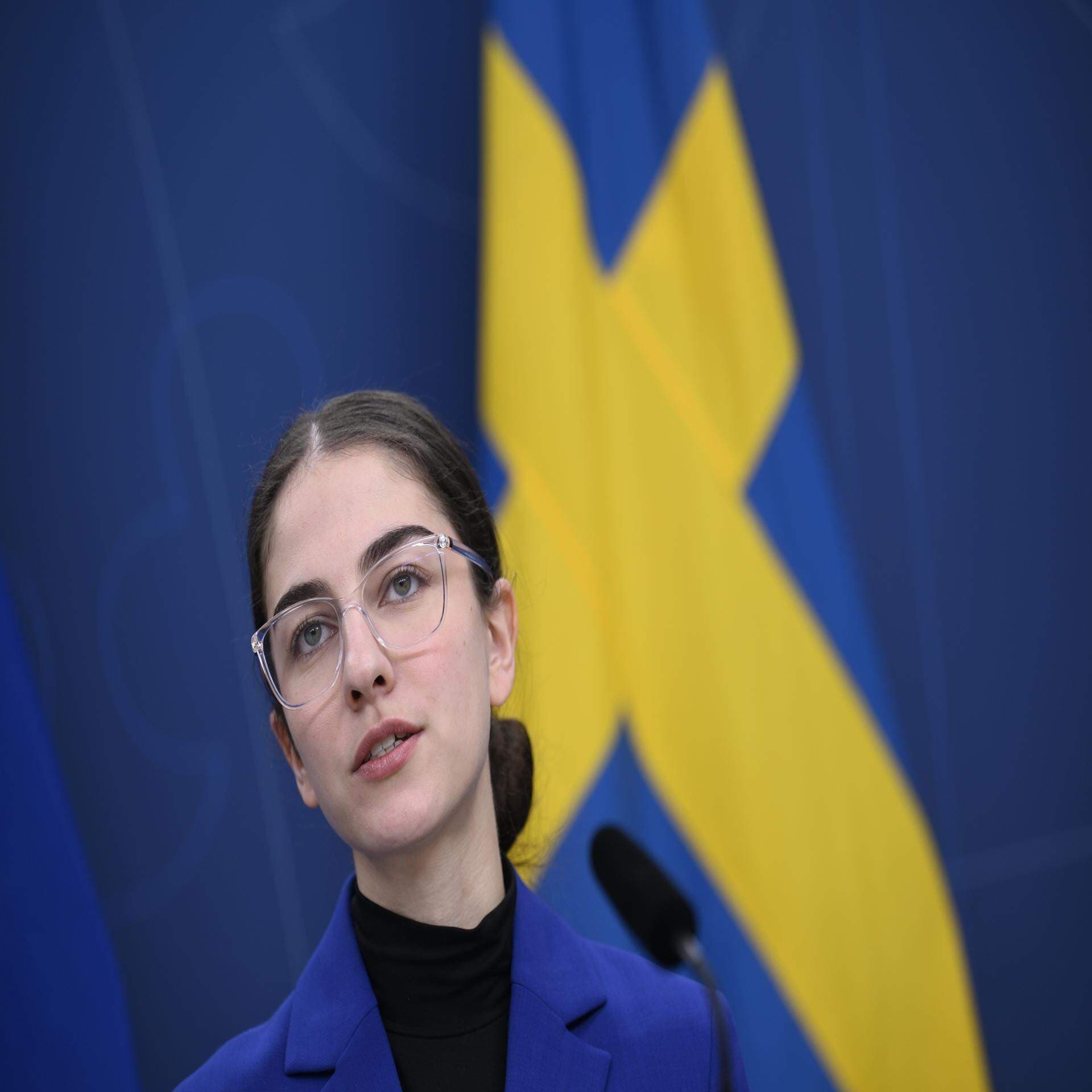 Romina Pourmokhtari (L).