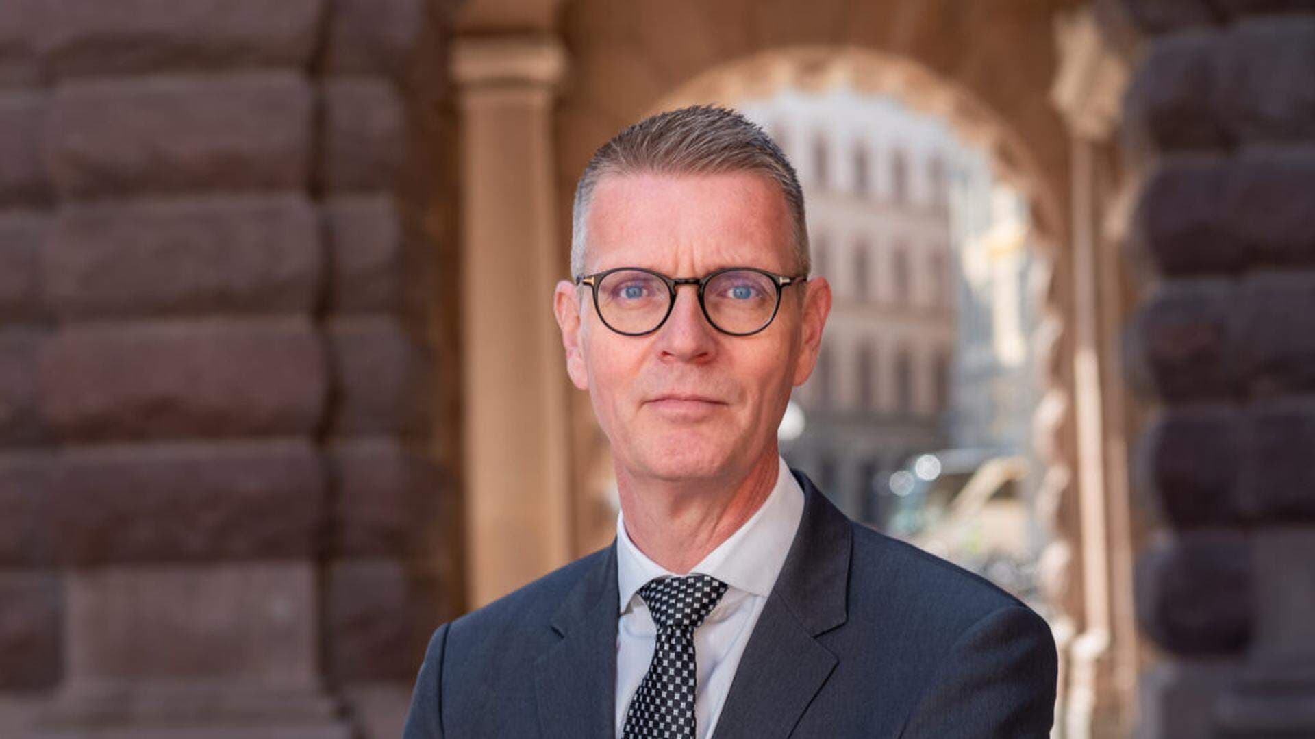 Mattias Karlsson står utanför Sveriges riksdag