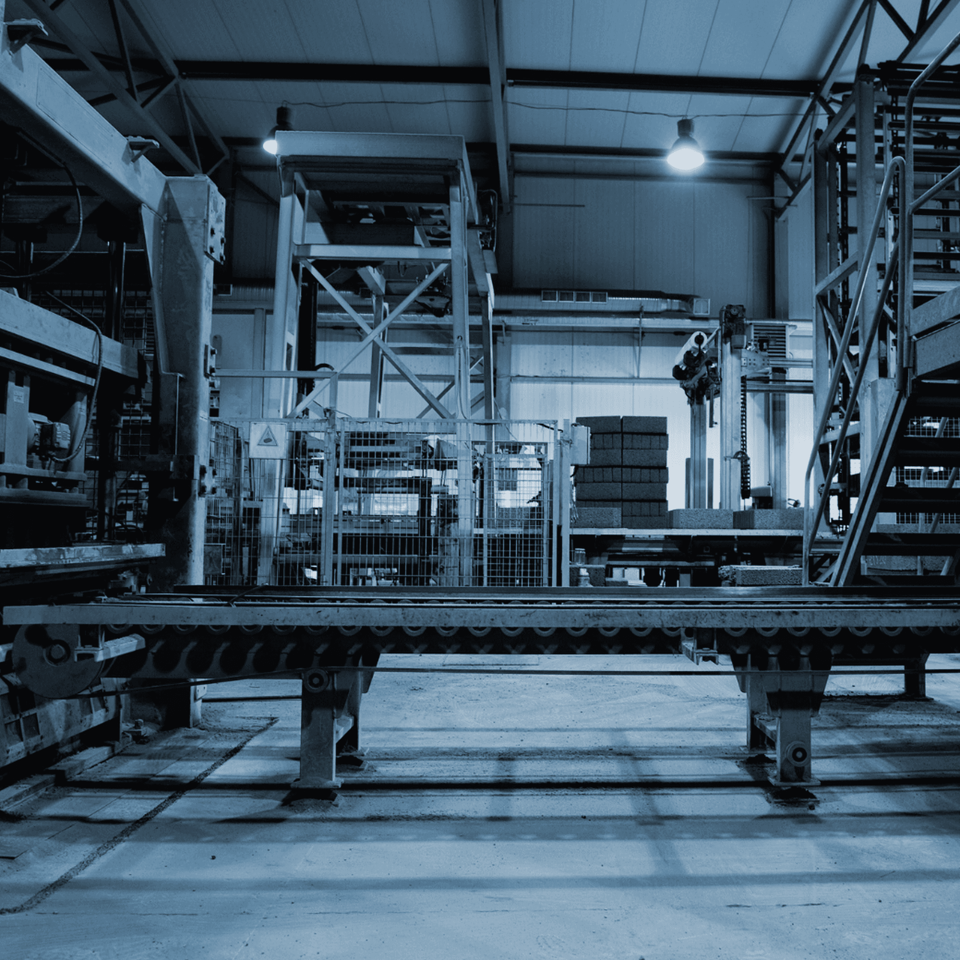 Tom produktionslina och tomt kök