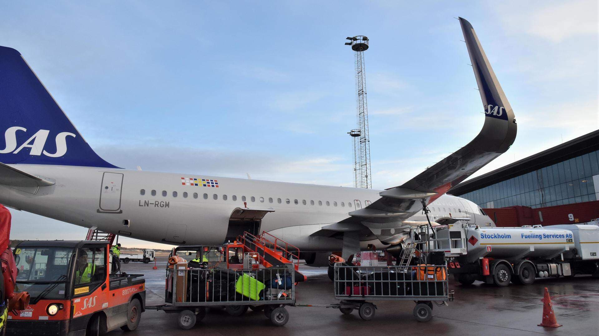 Flygplan från SAS tankar biobränsle på Arlanda