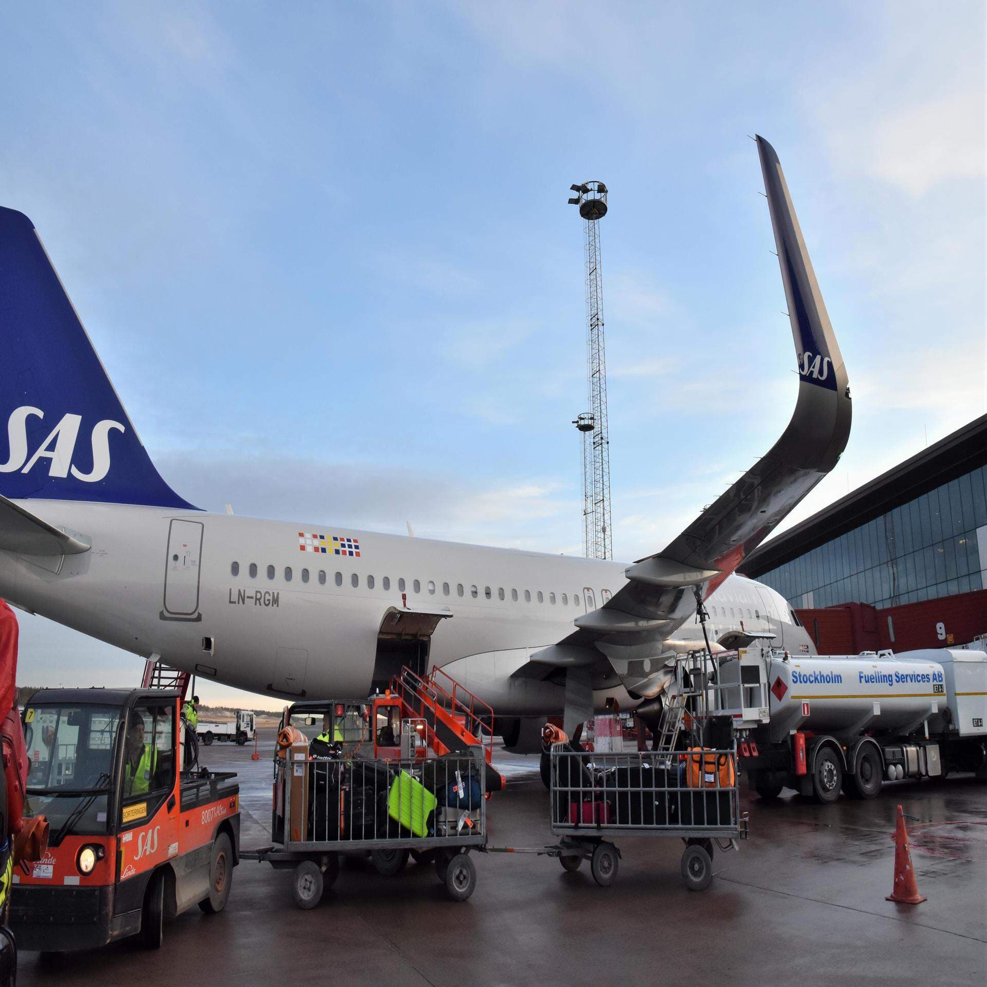 Flygplan från SAS tankar biobränsle på Arlanda