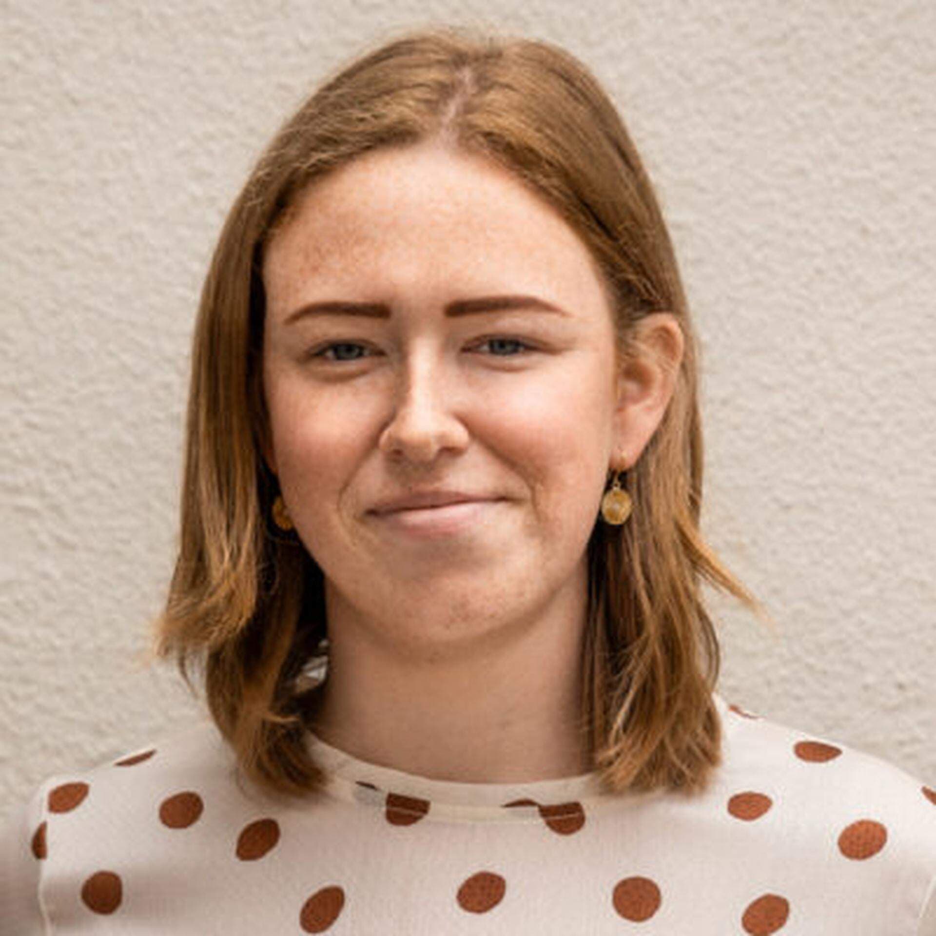 Klara Dryselius iklädd Ljusrosa tröja med svarta prickar