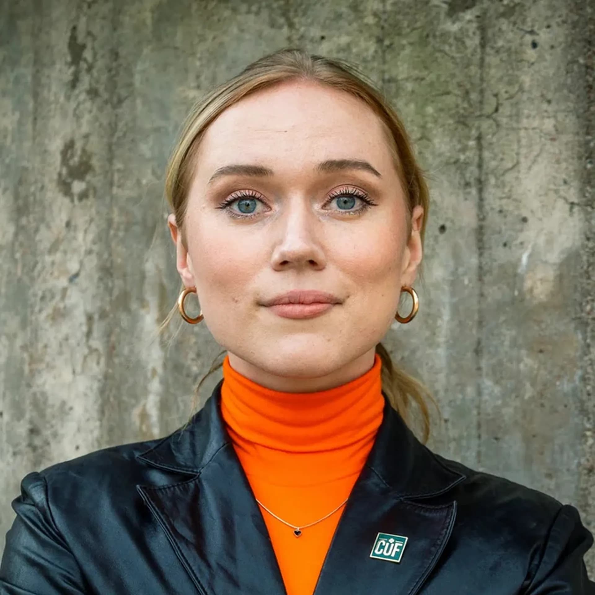 Emelie i Röd polo och svart kavaj