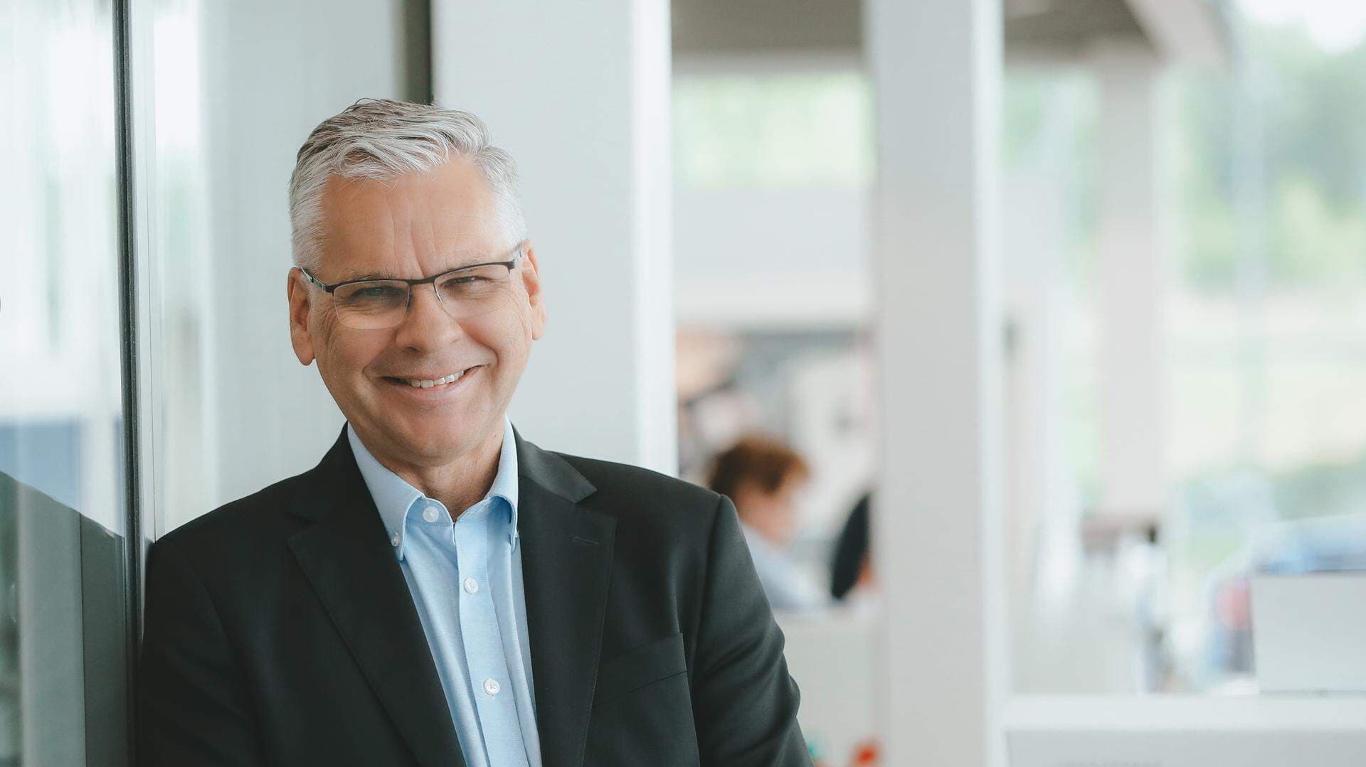 Stefan Hellgren har en mörk kavaj och blå skjorta