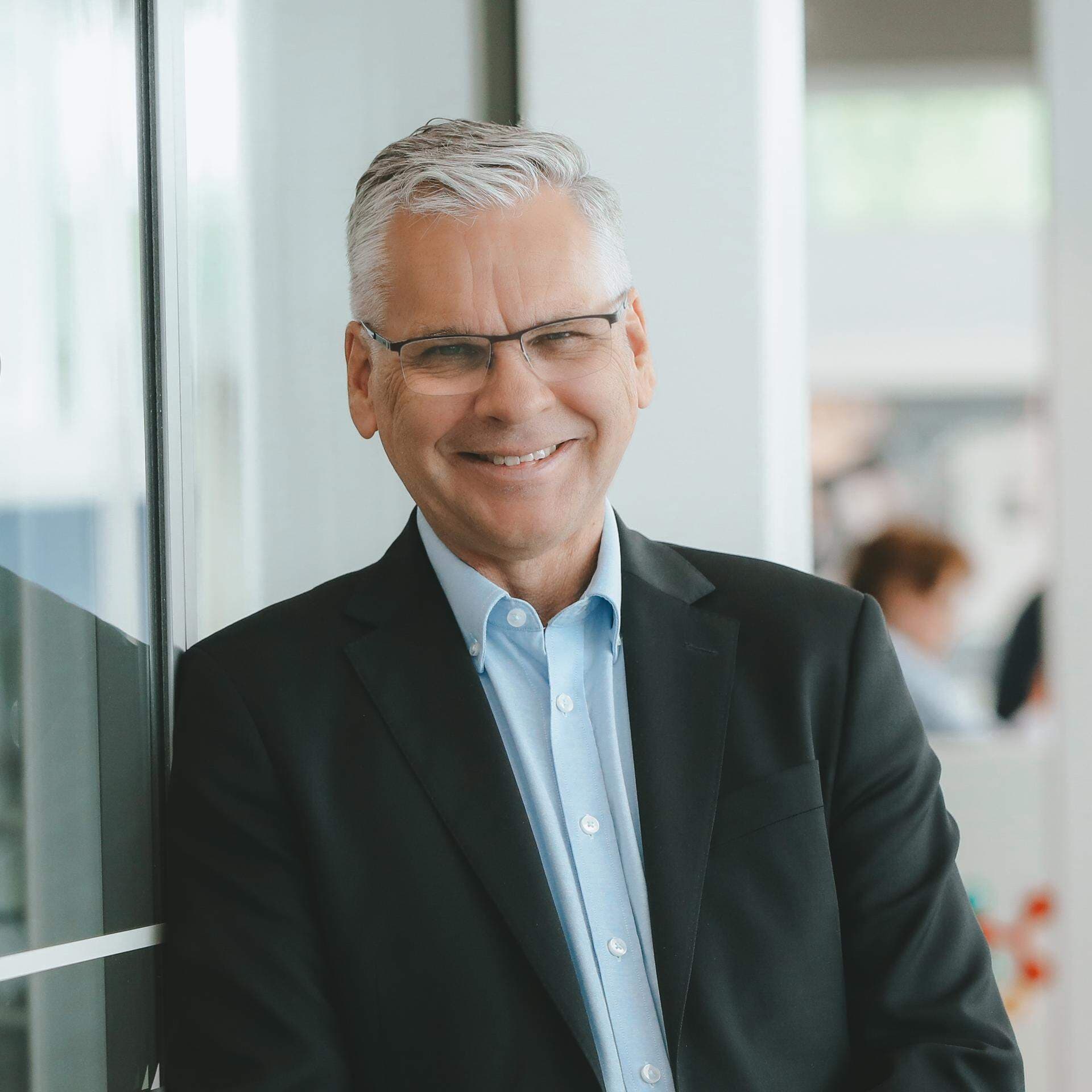 Stefan Hellgren har en mörk kavaj och blå skjorta