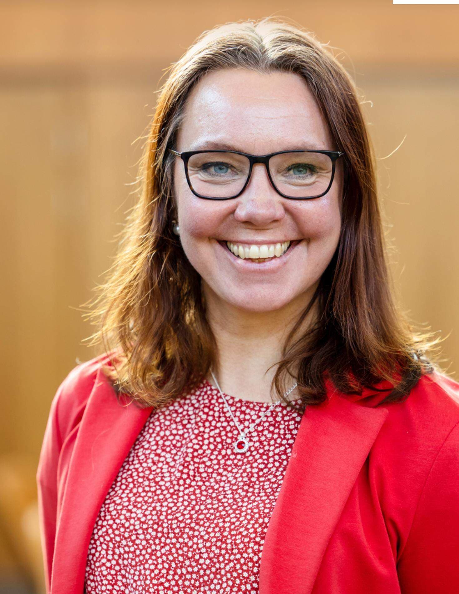 Anna Jansson Åkerson, samverkansansvarig på Högskolan i Gävle har en röd kavaj.