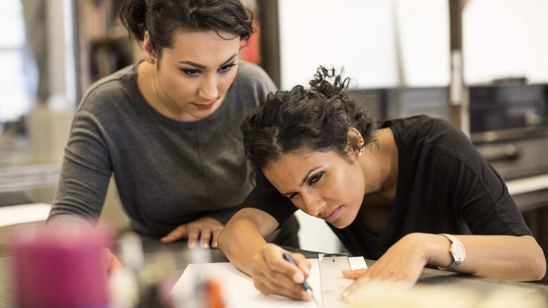 Två kvinnor som arbetar vid ett ritbord