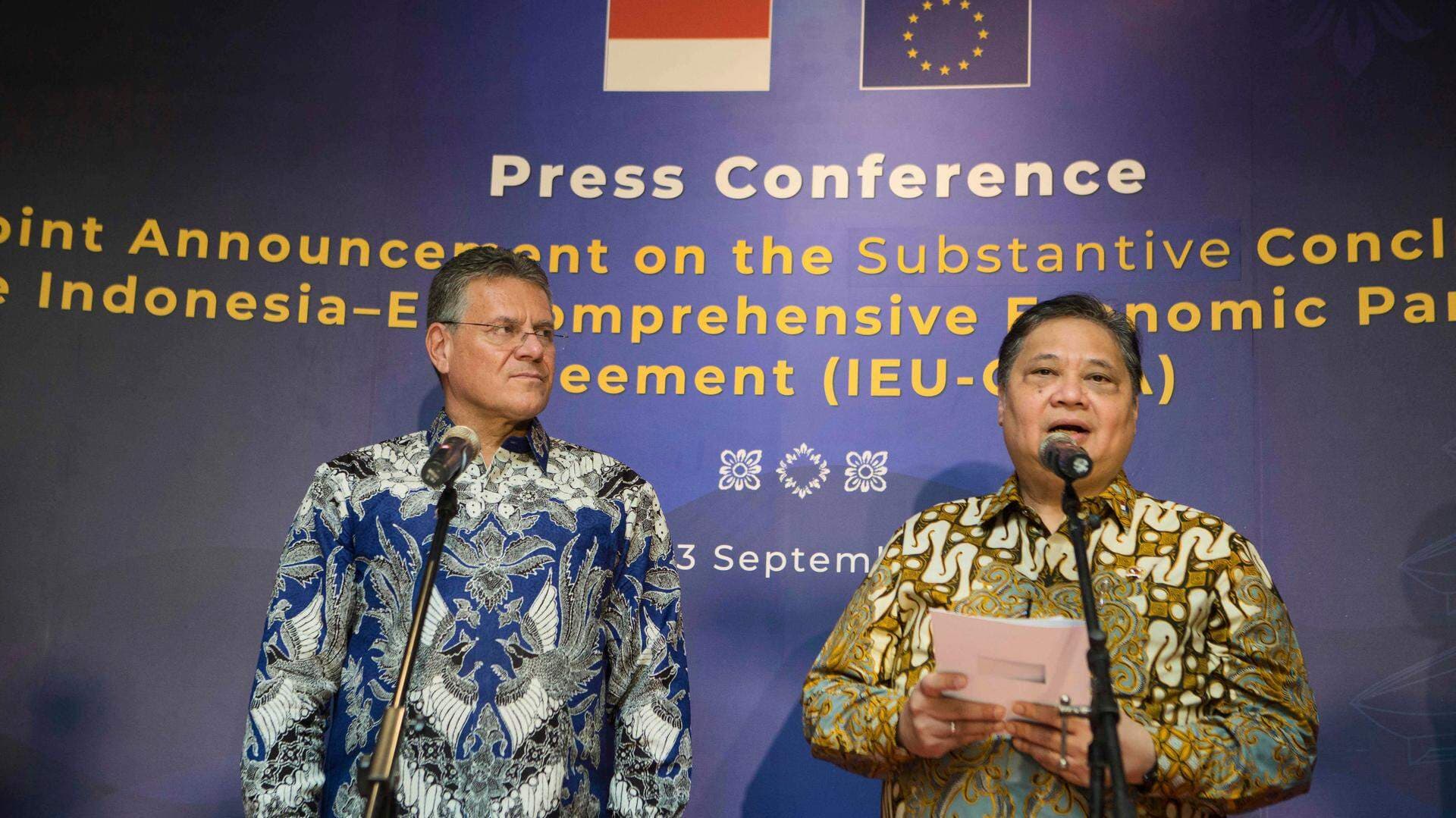 Indonesiens samordnande minister för ekonomifrågor Airlangga Hartarto, till höger, och EU-kommissionären för handel och ekonomisk säkerhet Maros Sefcovic deltar i en presskonferens efter undertecknandet av ett handelsavtal mellan Indonesien och EU i Nusa Dua, Bali, Indonesien, tisdagen den 23 september 2025.