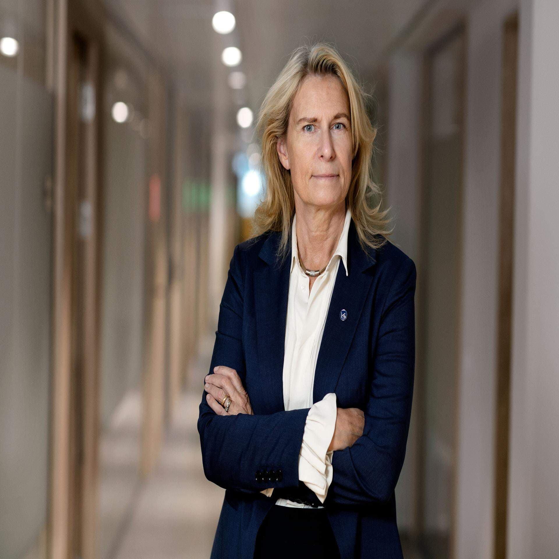 Bild på Katarina Bjelke i en korridor