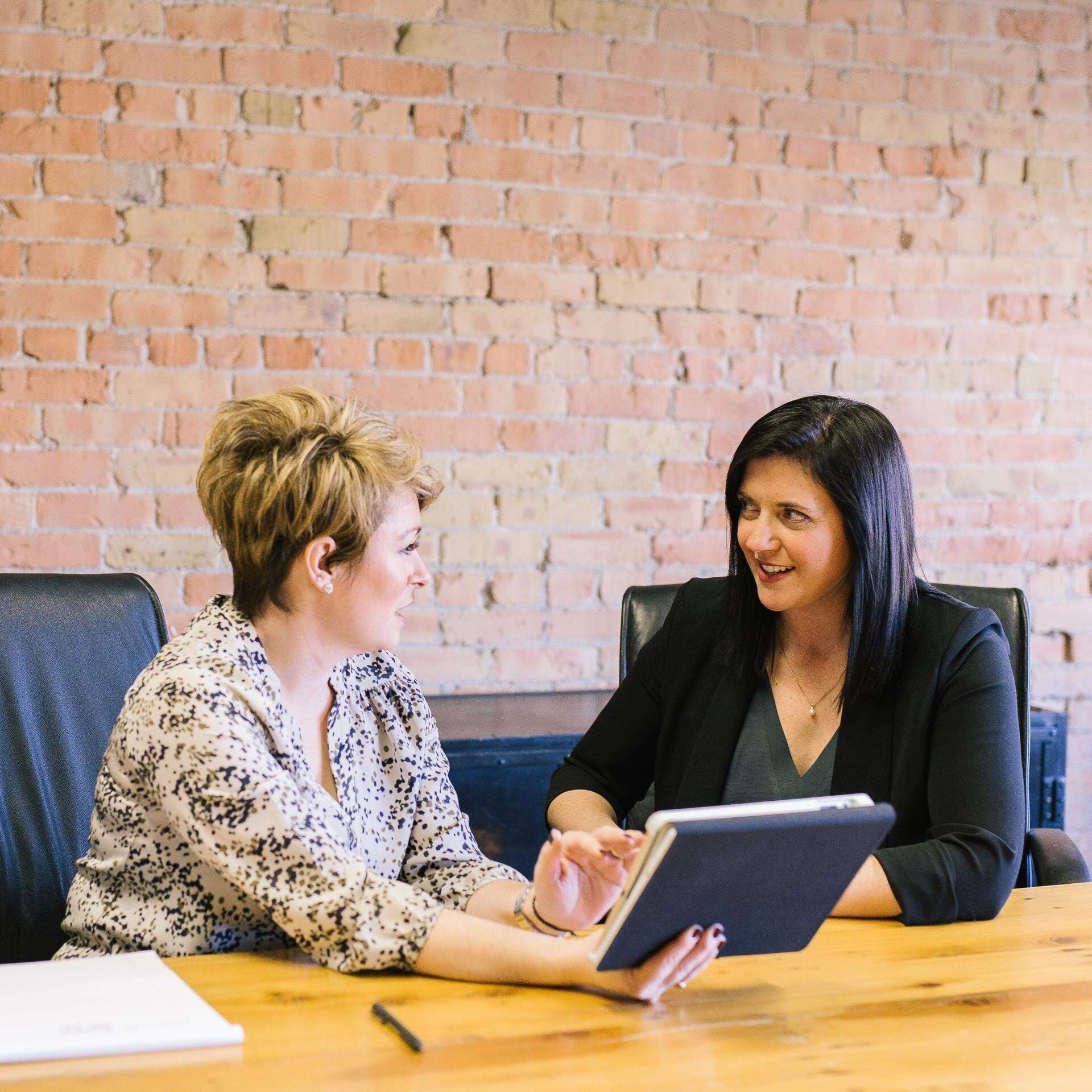 Två kvinnor på en arbetsplats