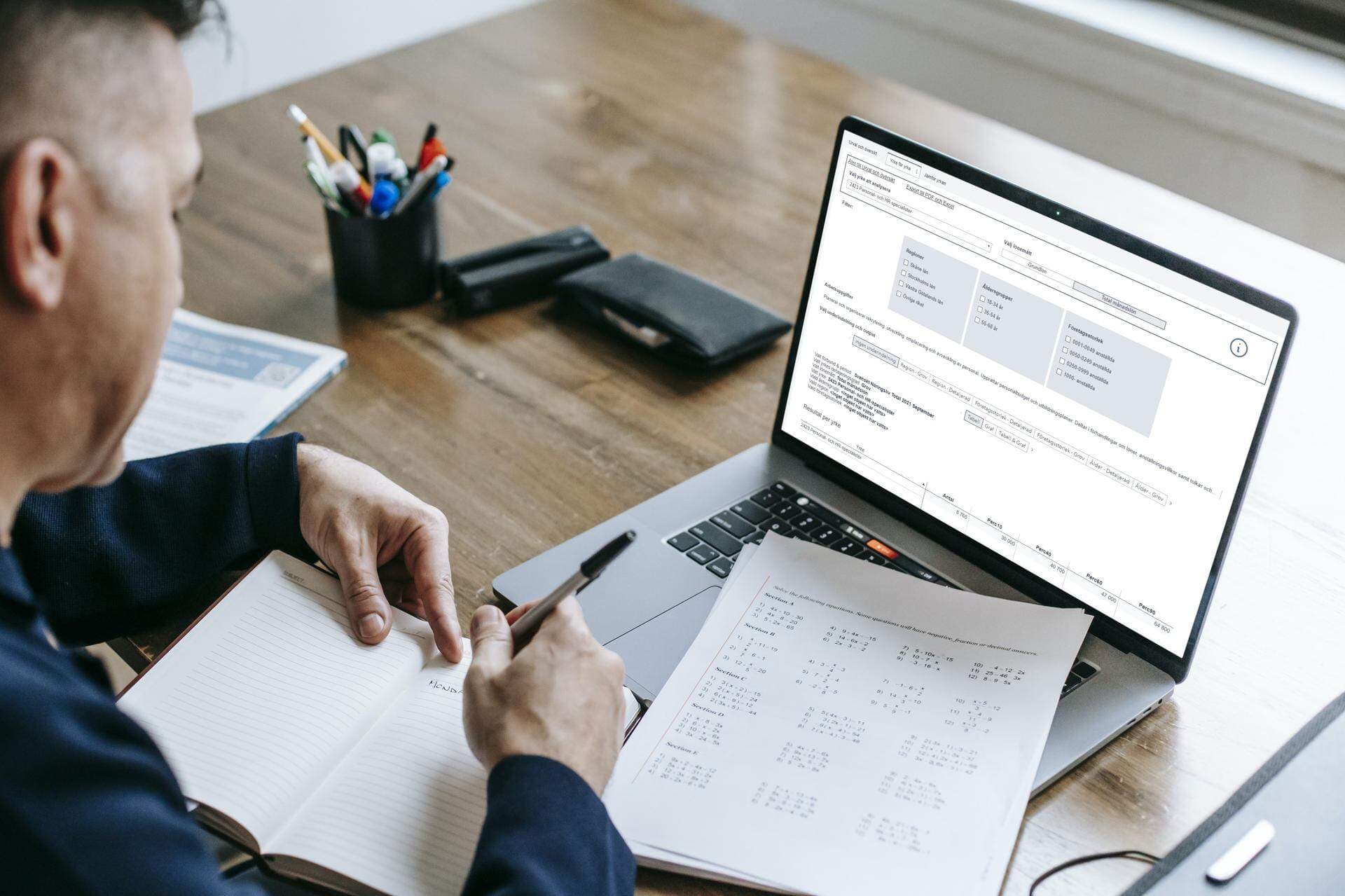 Bakgrundsbild man vid laptop