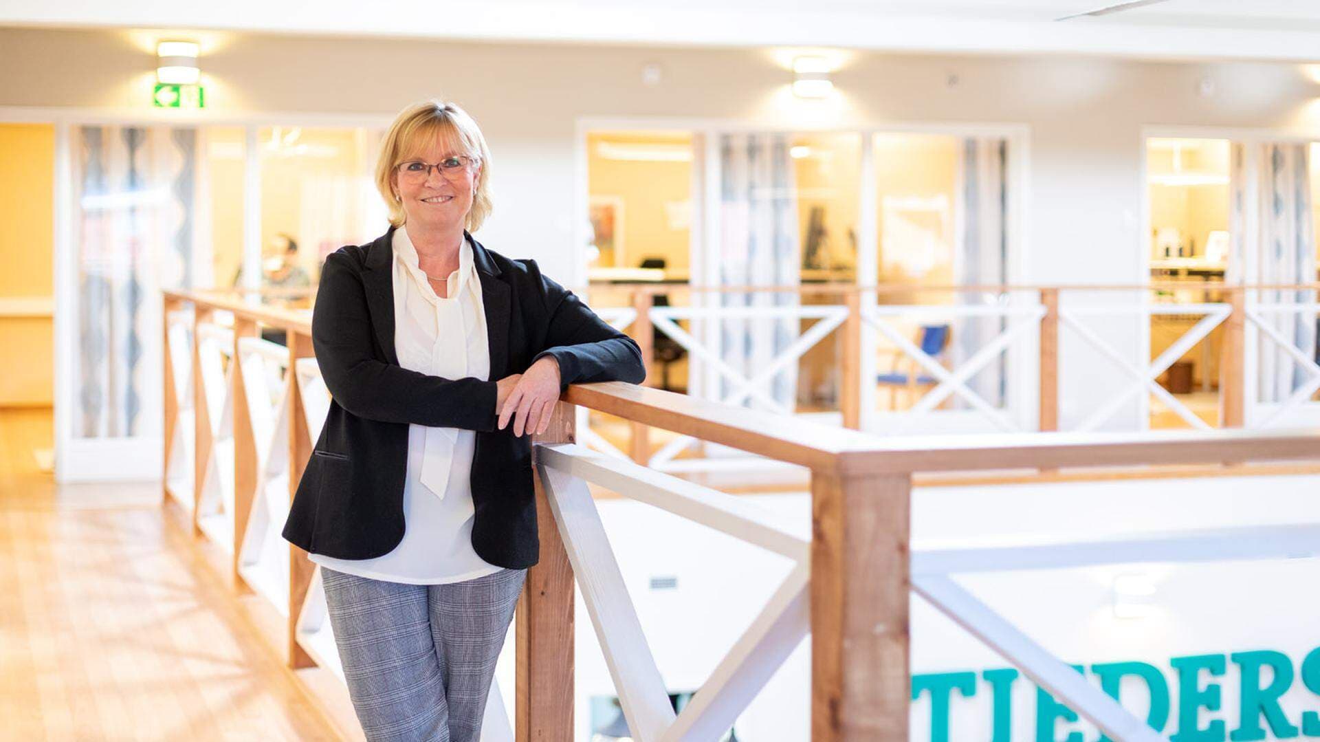 Marie Svensson, ståendes på en balkong