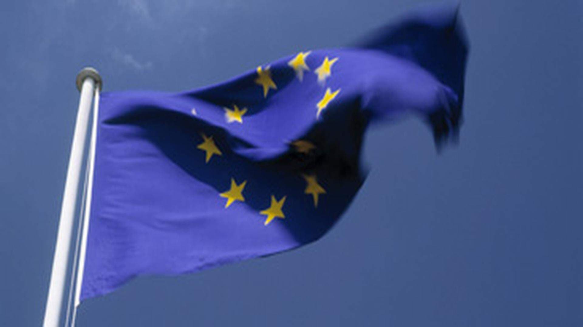EU-flagga med blå himmel i bakgrunden.