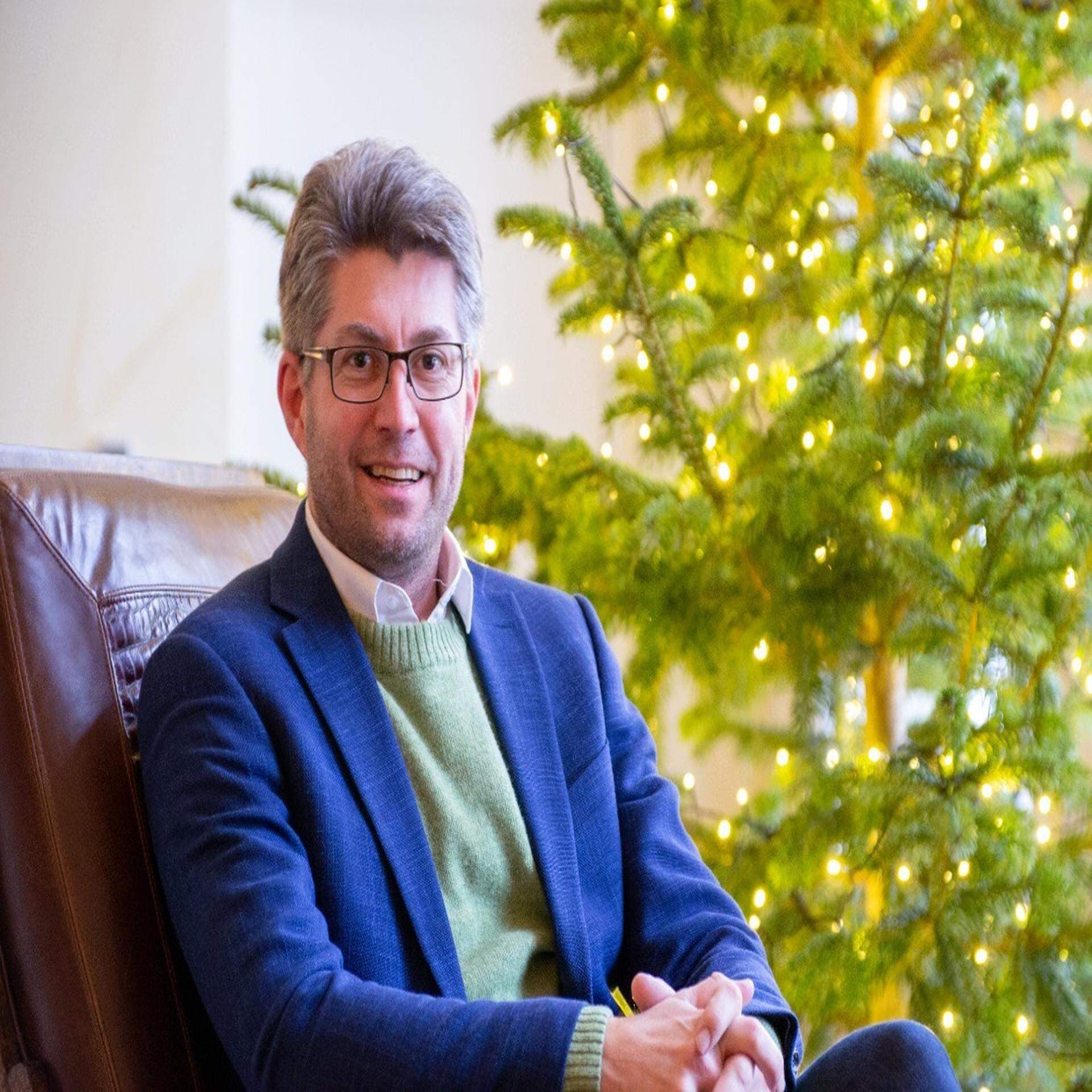 Johan Dalén framför julgran
