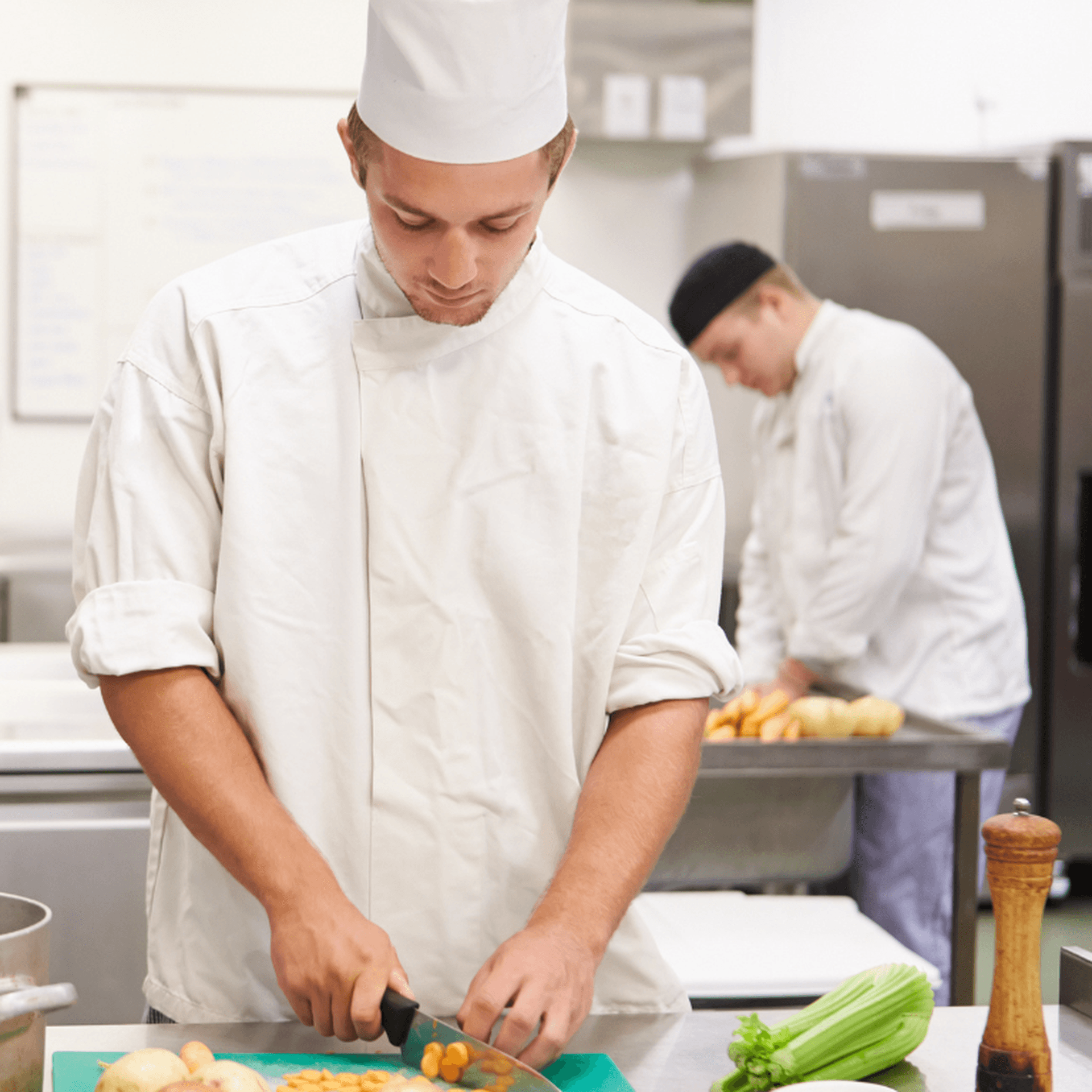 tre unga människor i ett restaurangkök