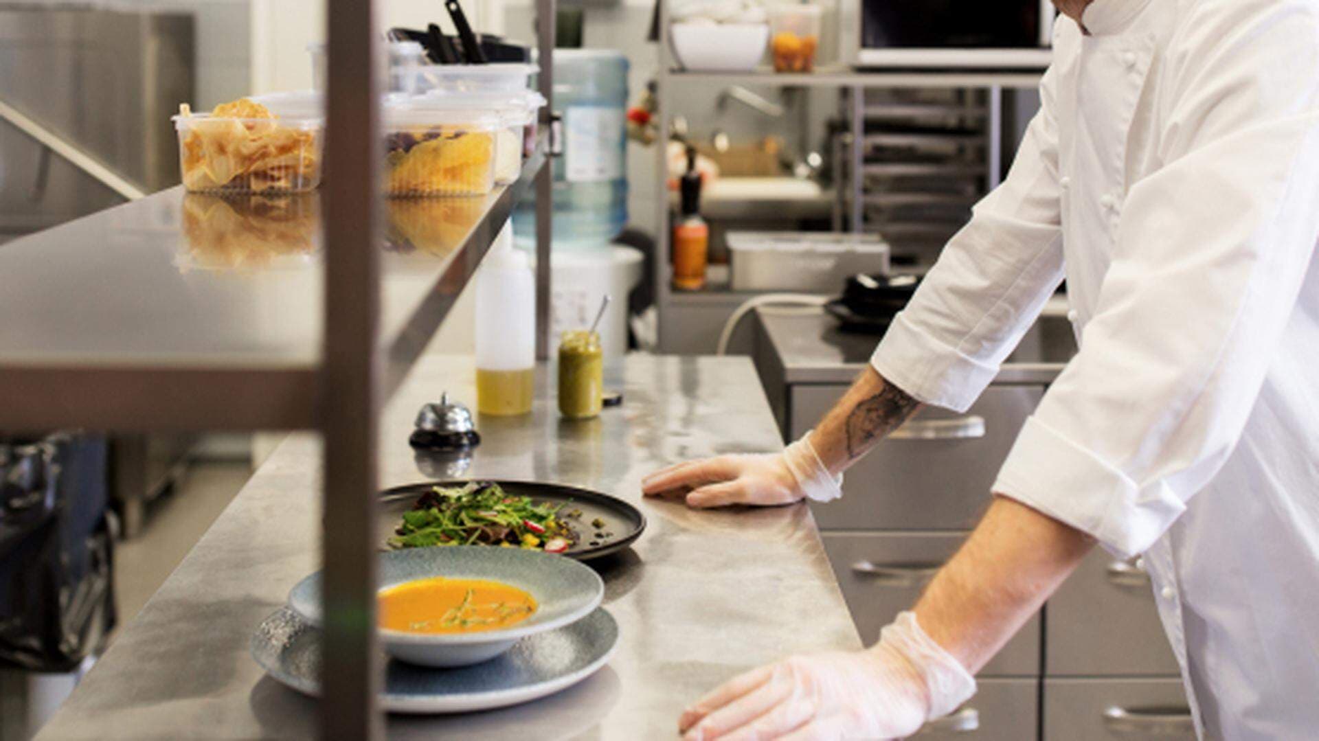 kock i restaurangkök