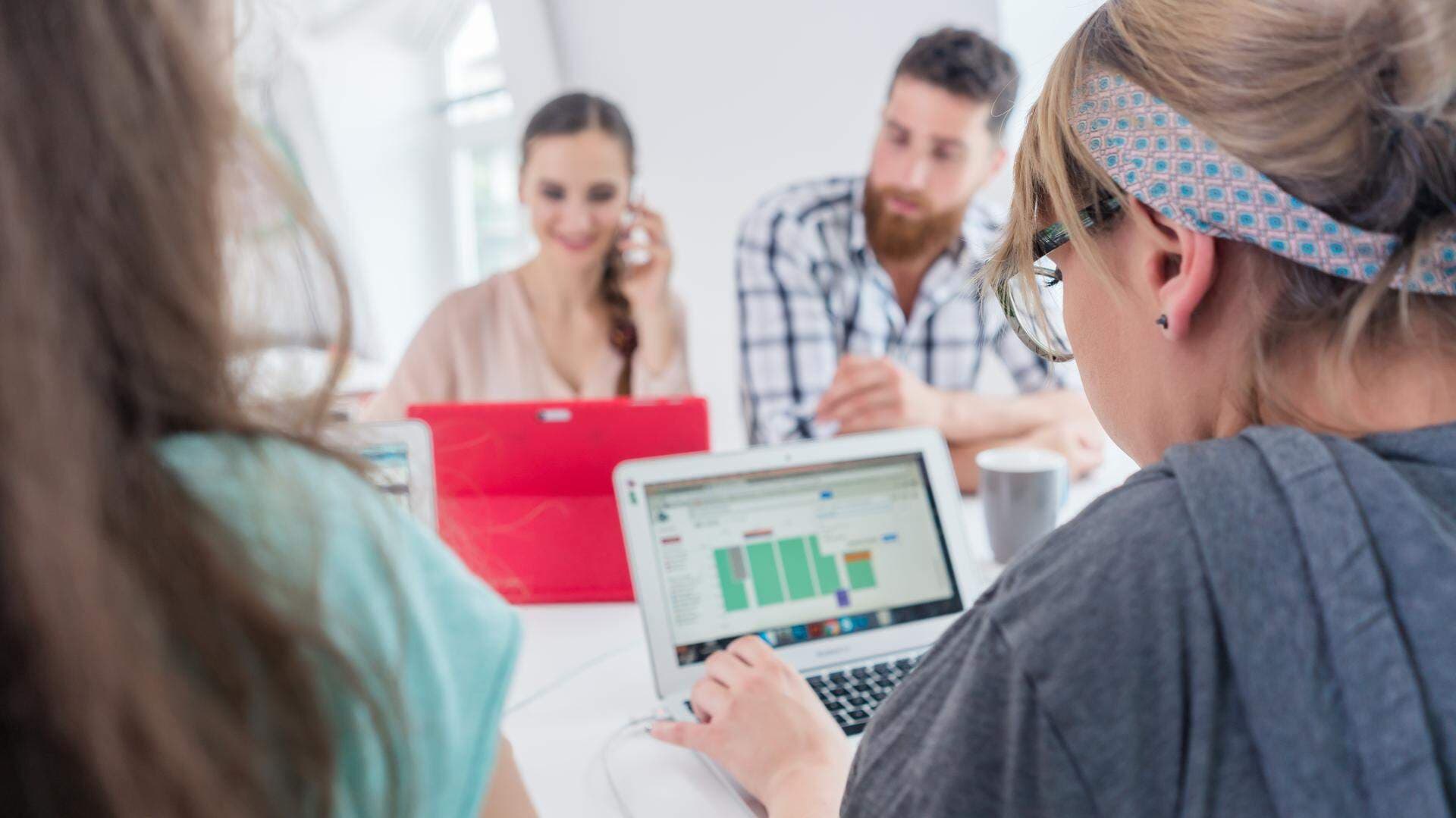 Fyra personer i samarbete