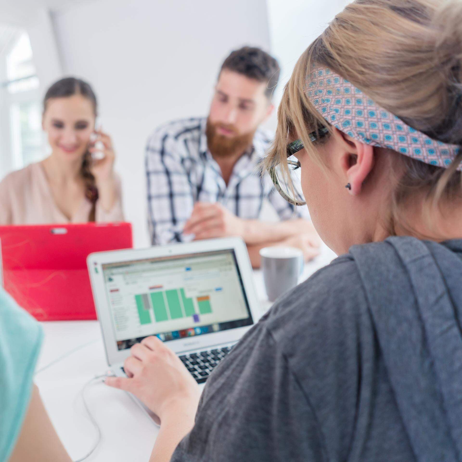 Fyra personer i samarbete