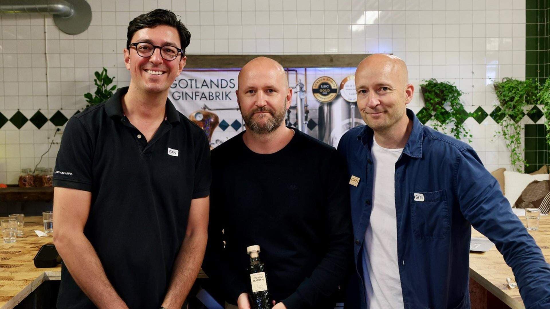 Sakarias Ronquist ägare av Gotlands Ginfabrik, Erik Öhrn från Gotlands Förenade Besöksnäring och Mathias Jöhnk ägare av Gotlands Ginfabrik.