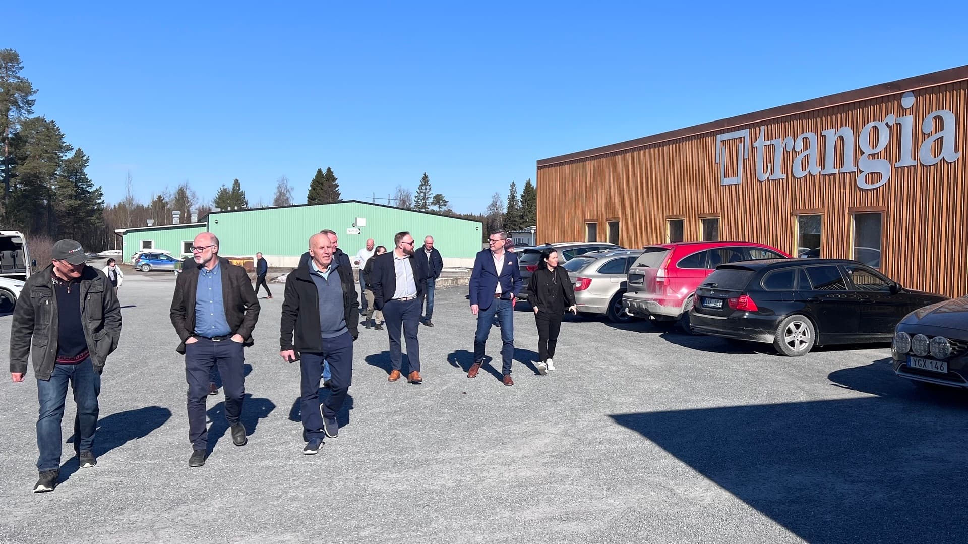 Männinskor framför en byggnad