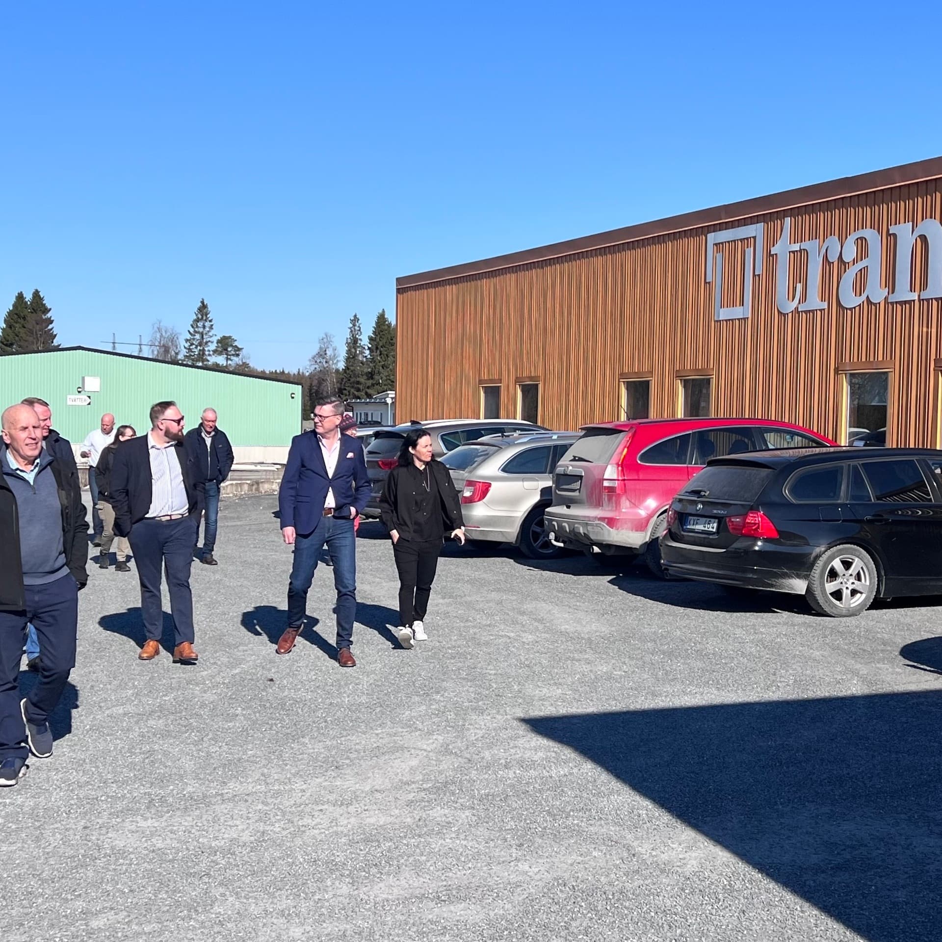 Männinskor framför en byggnad