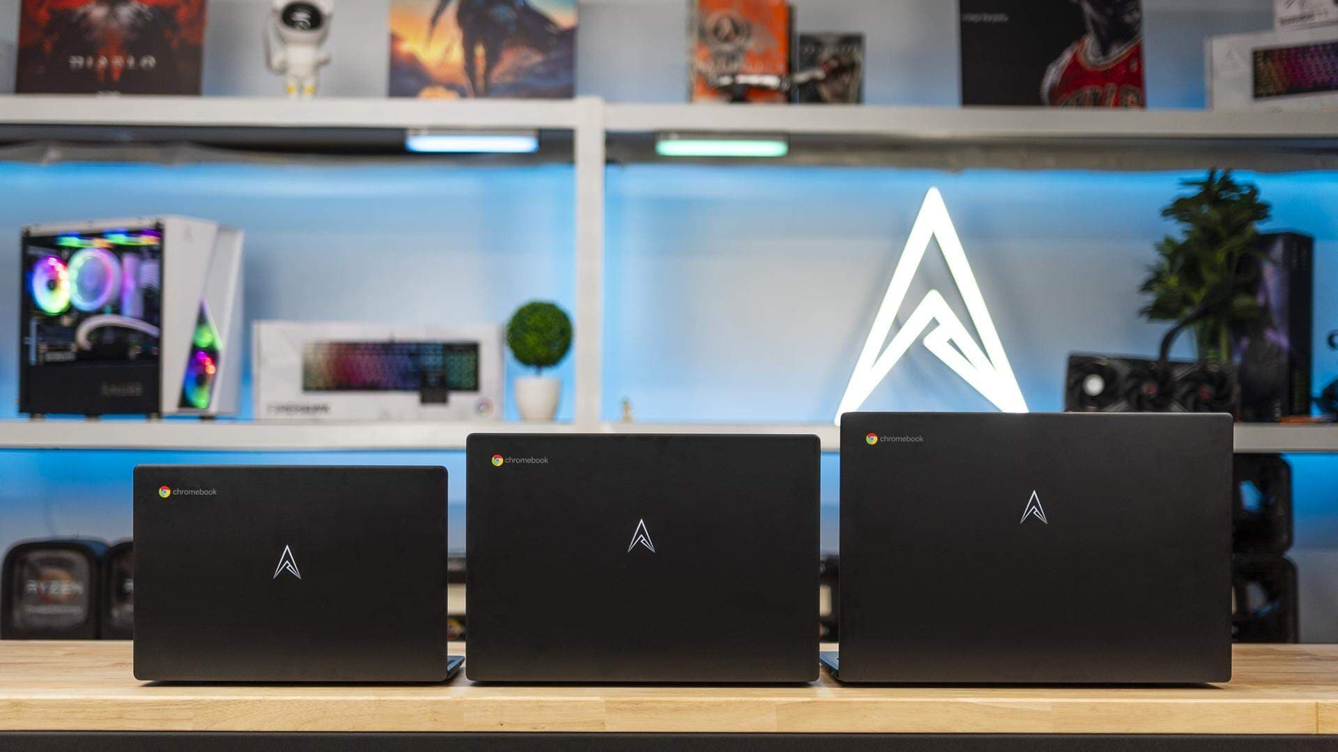 En suddig bakgrund med tre datorer i förgrunden