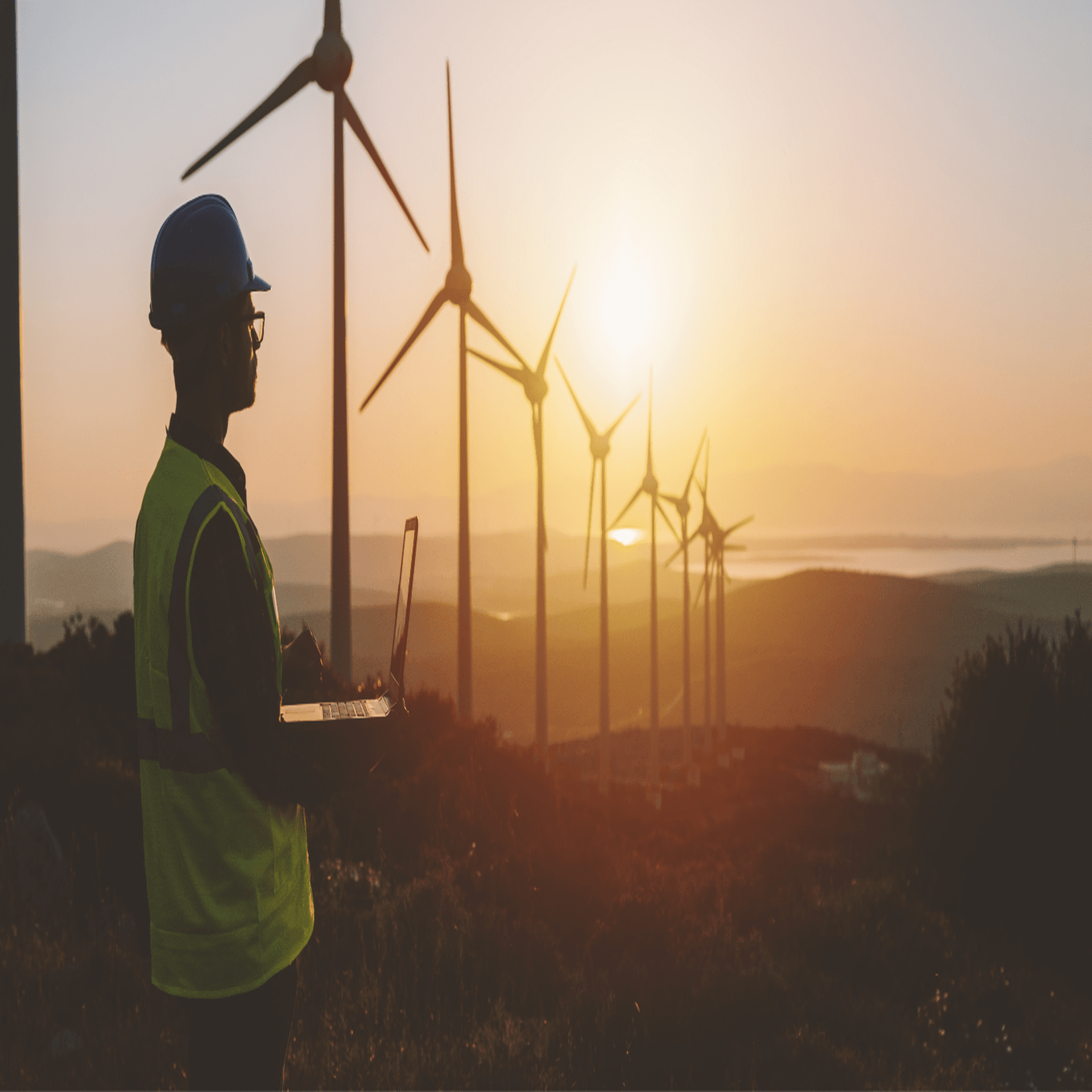 man vid vindkraftverk