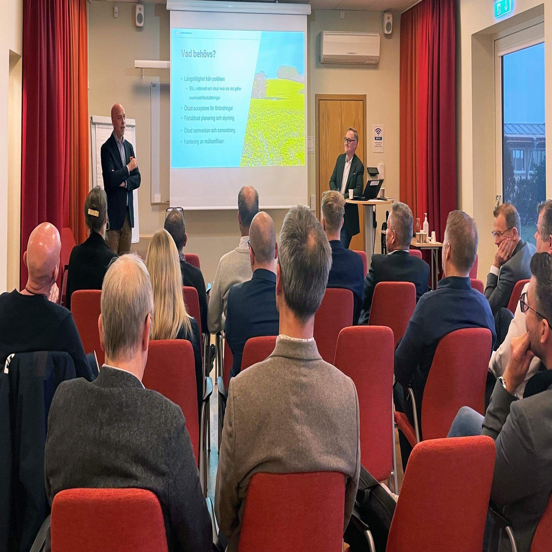 Nicklas Skår och Robert Thorburn samt deltagare vid mötet