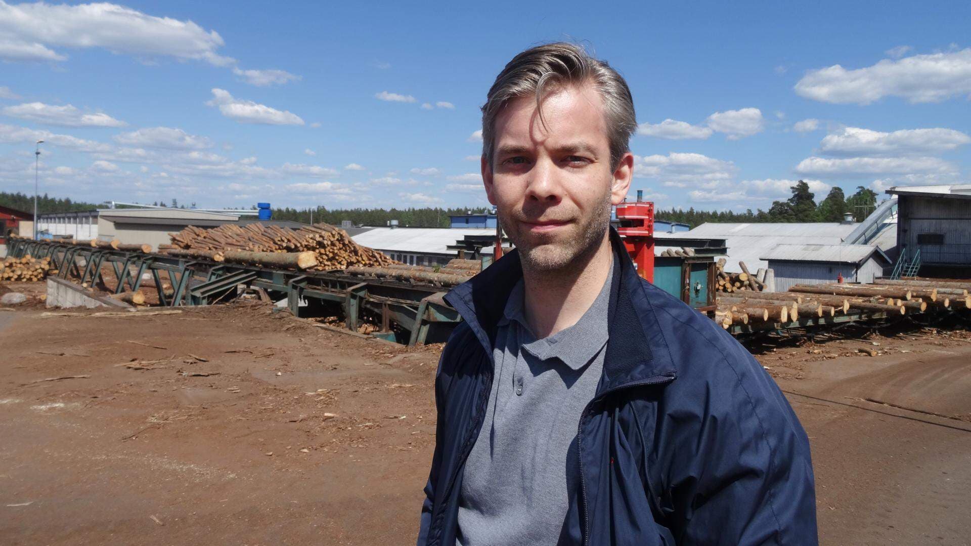 vd och ägare på gårdsplanen vid fabriken