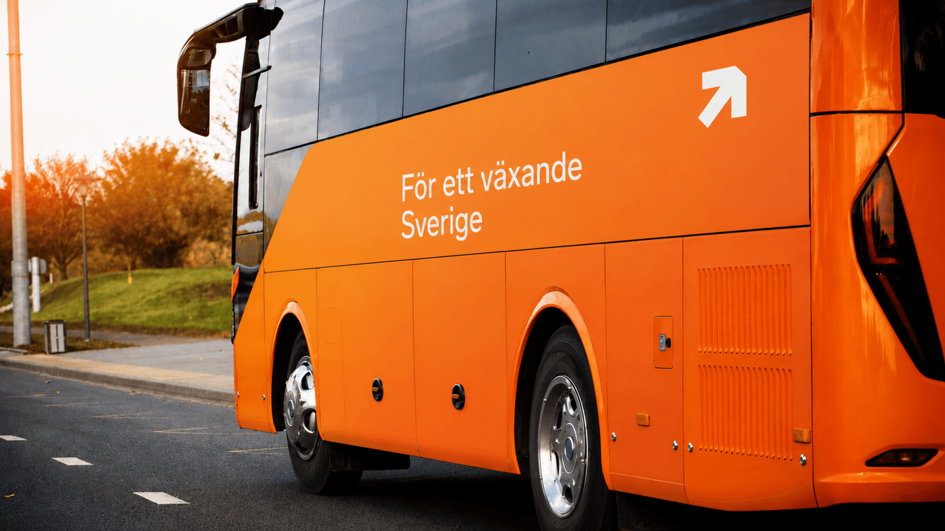Orangefärgad buss med texten för ett växande Sverige