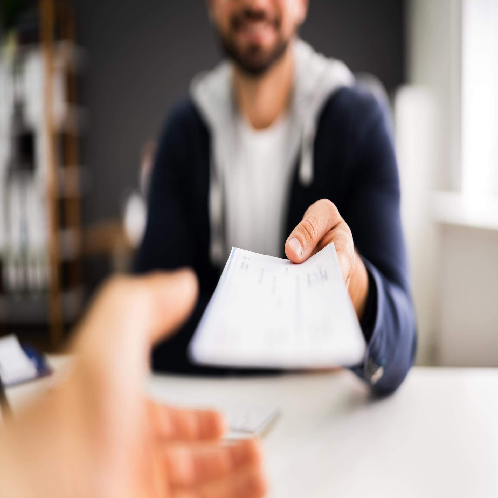 Person som lämnar över ett lönebesked