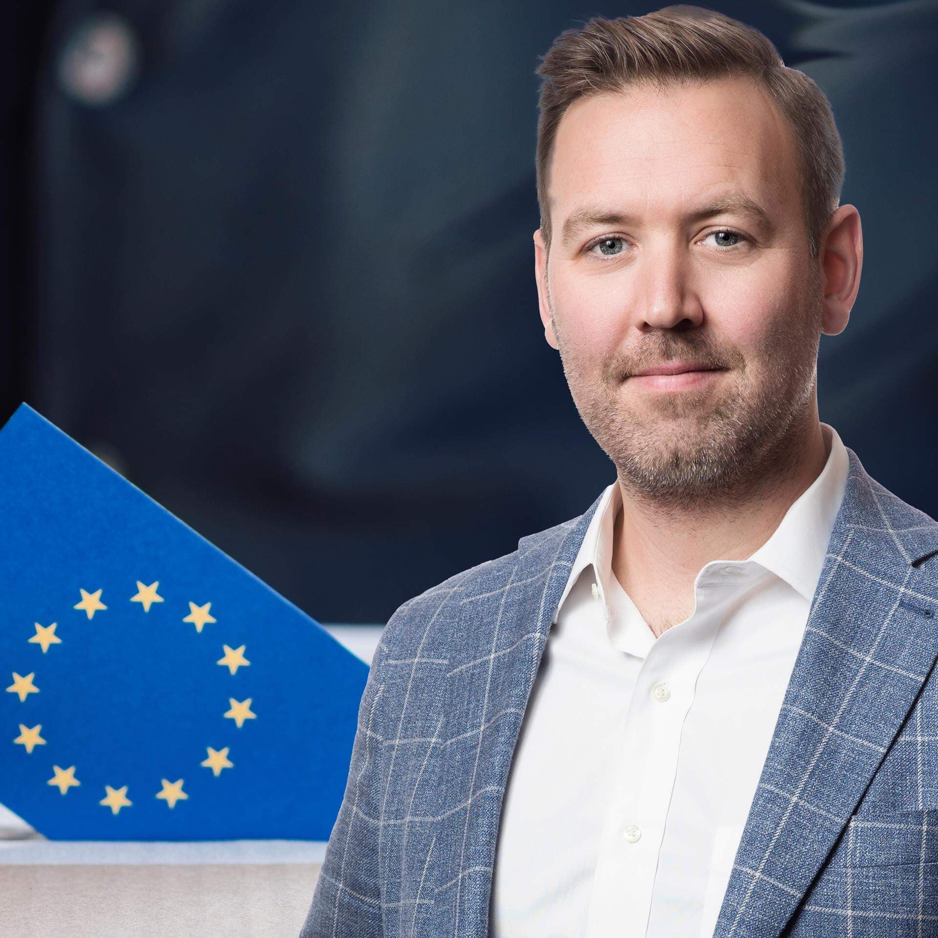 Collage: Johan Gustafsson, regionchef Svenskt Näringsliv Östergötland och röstsedel med EU-flaggan