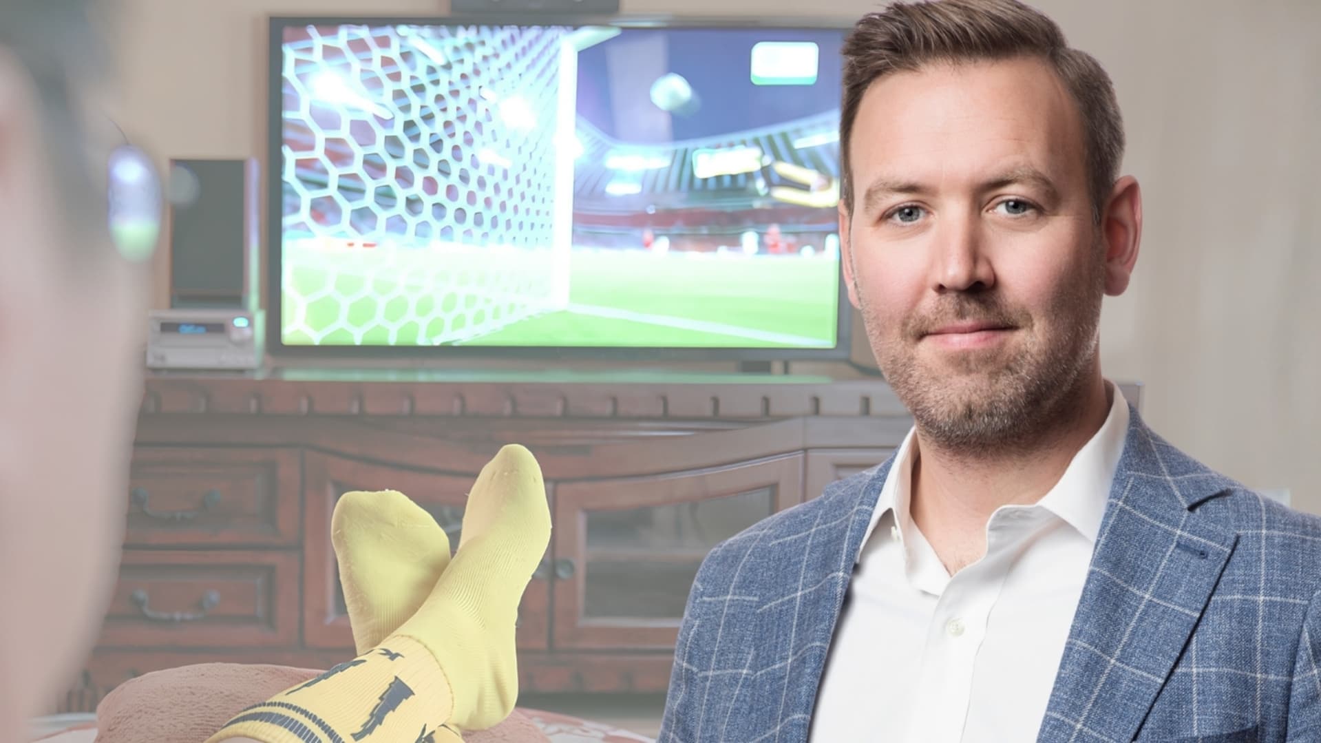 Bildcollage: Johan Gustafsson, regionchef Svenskt Näringsliv Östergötland och man som tittar på fotbolls-VM på TV.