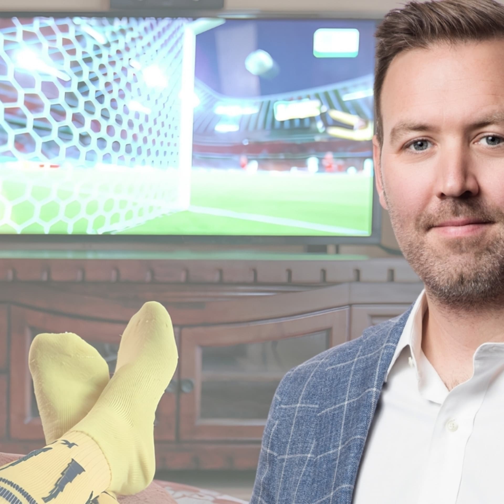 Bildcollage: Johan Gustafsson, regionchef Svenskt Näringsliv Östergötland och man som tittar på fotbolls-VM på TV.