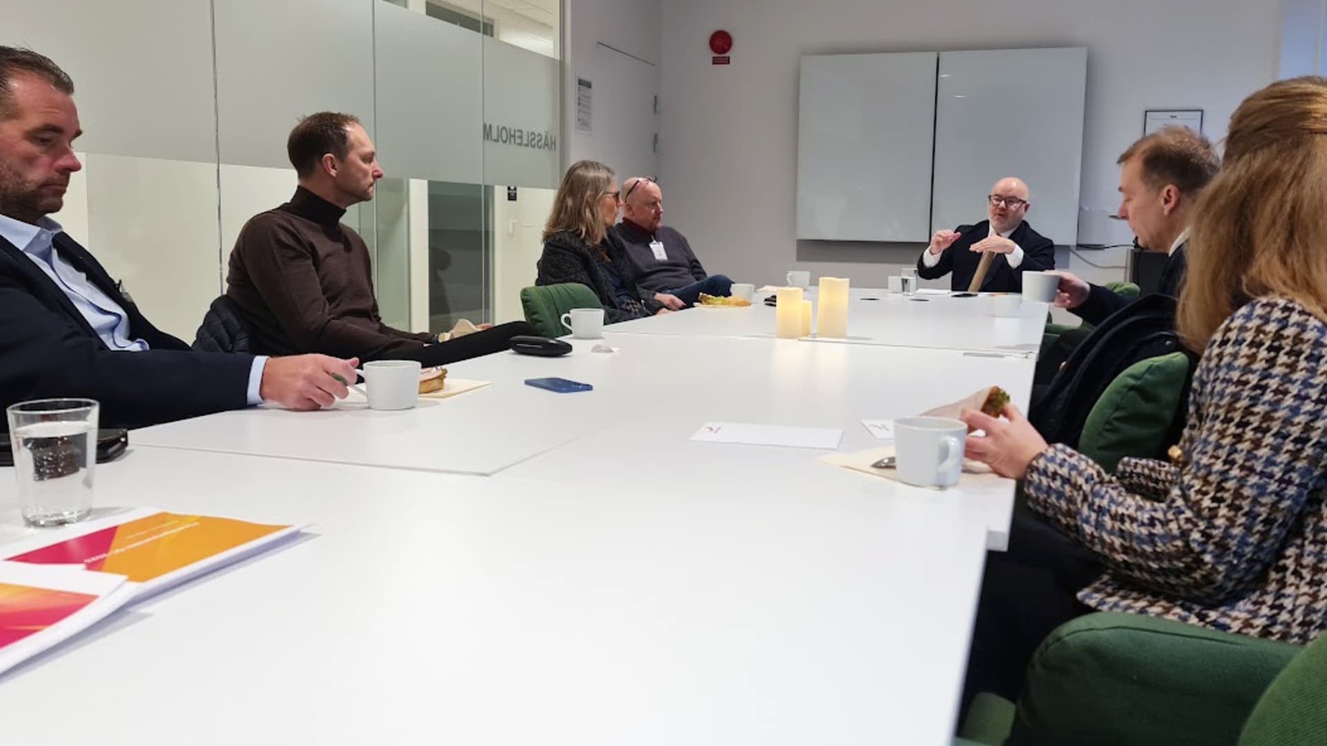Sven-Olov Daunfeldt och företagare runt ett konferensbord.