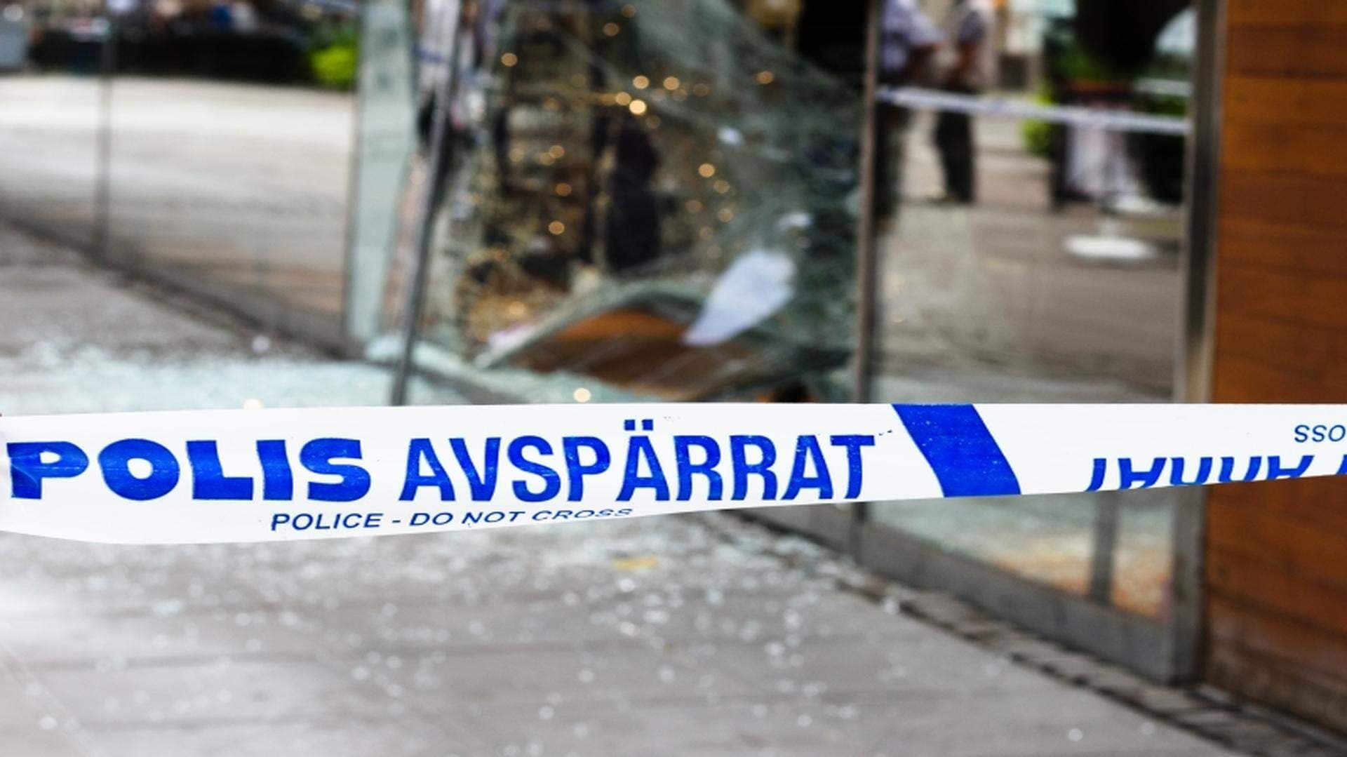 Krossad ruta och avspärrningsband polisen