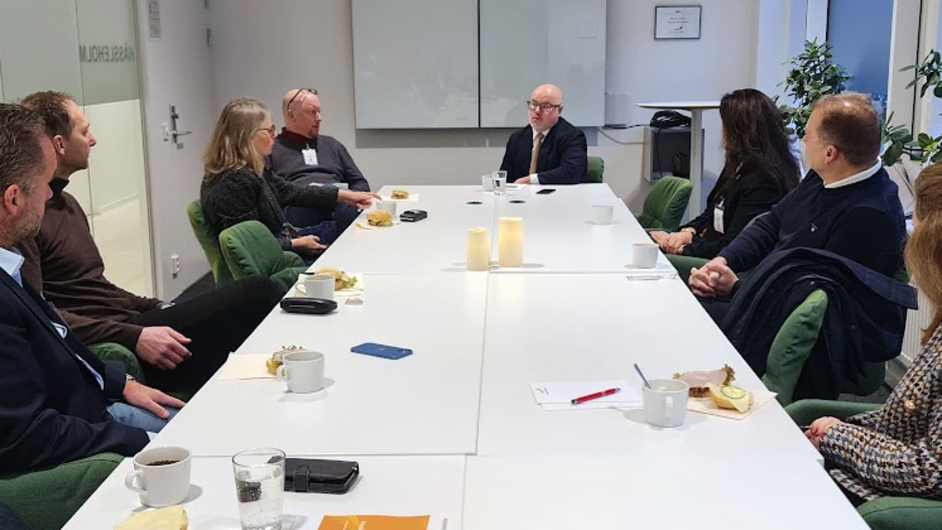 Sven-Olov Daunfeldt och företagare i Malmö samtalar runt ett bord