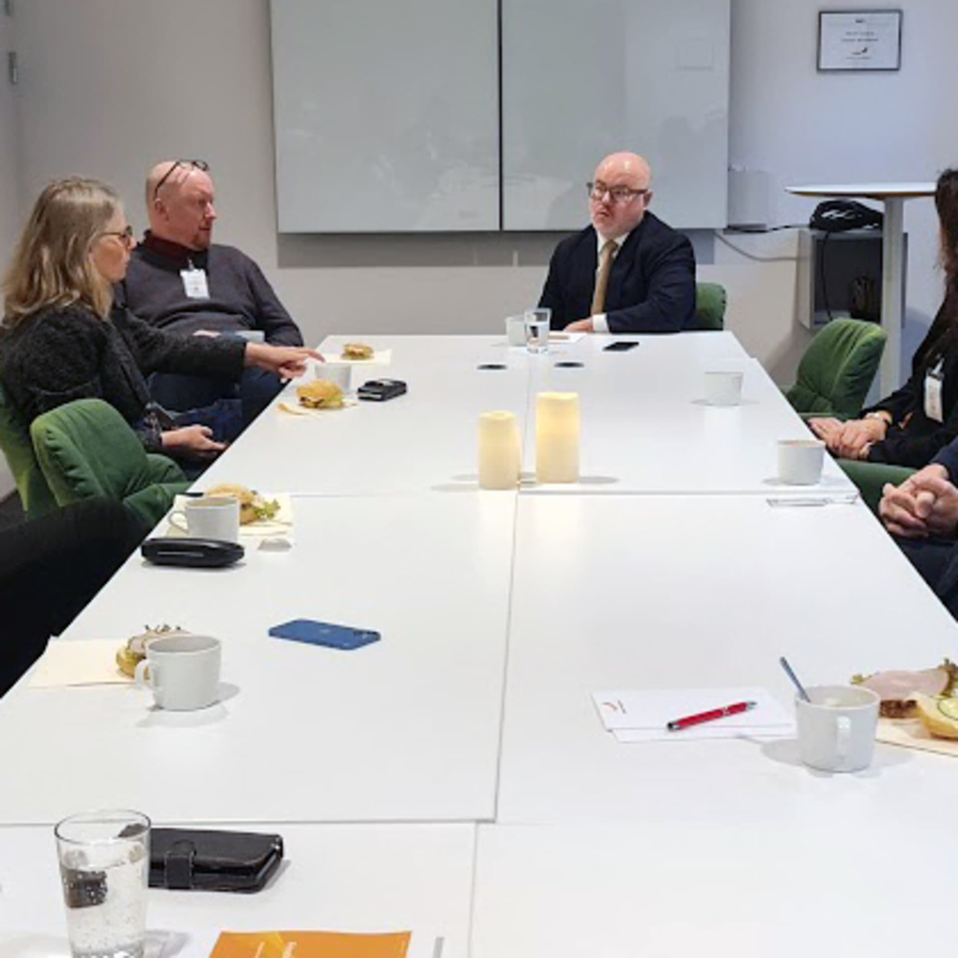 Sven-Olov Daunfeldt och företagare i Malmö samtalar runt ett bord