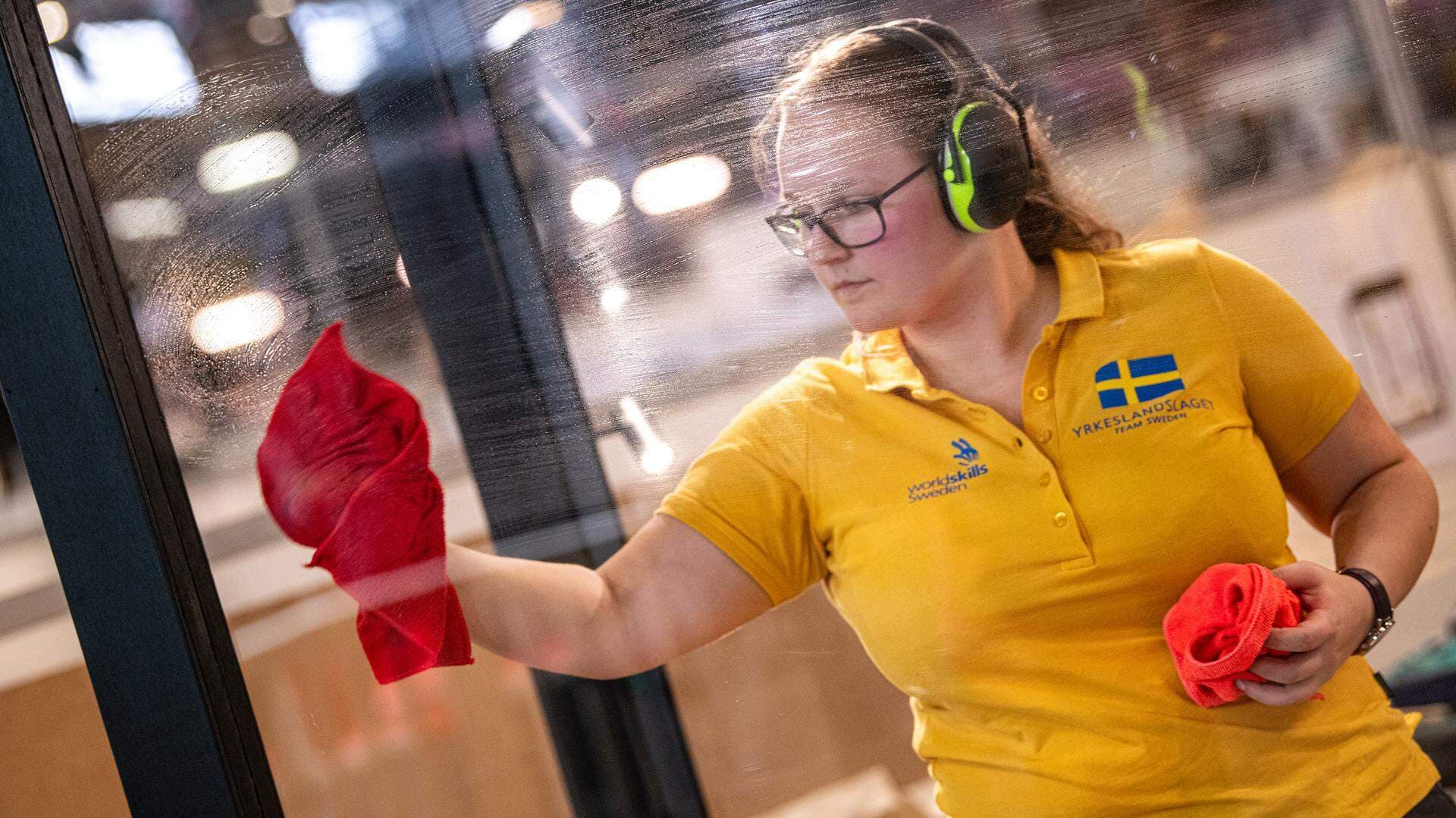 Ella Lundvall förbereder skyltfönster under Yrkes VM i Lyon