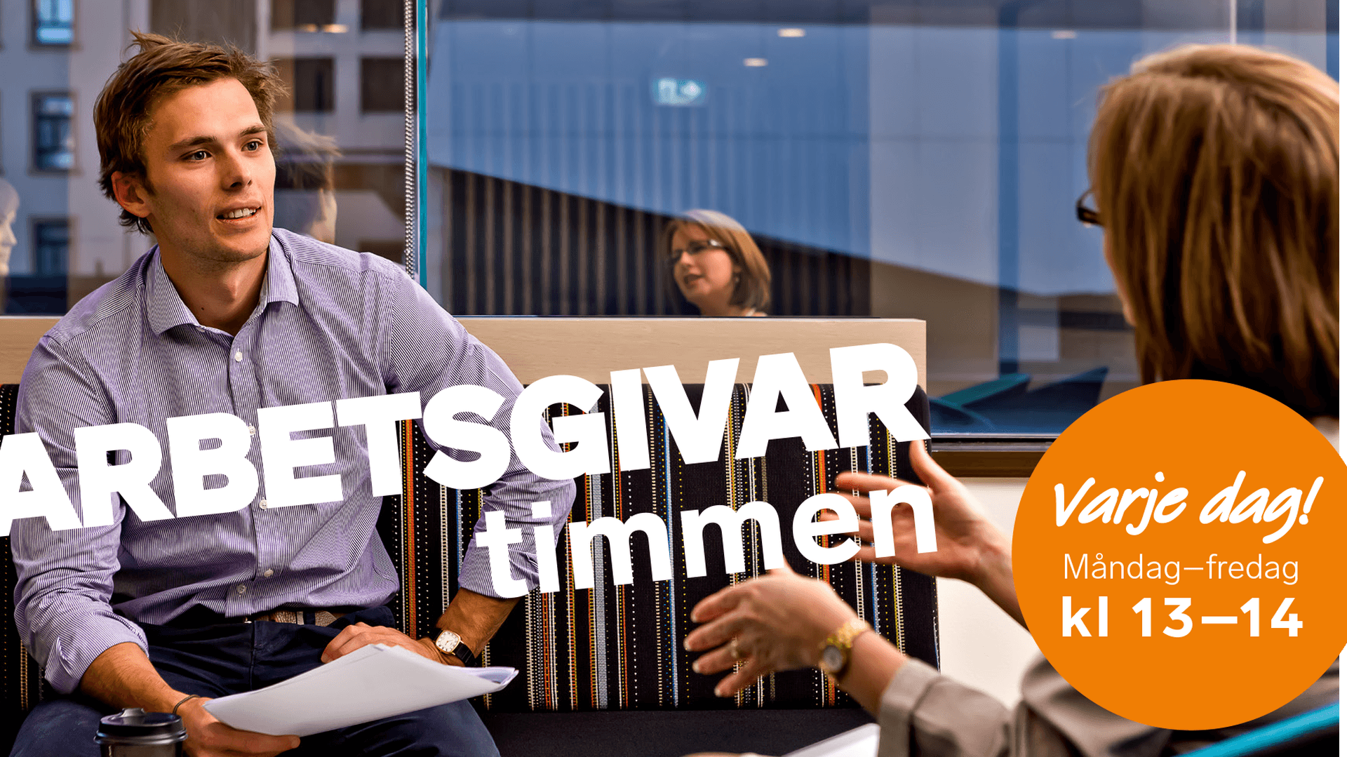 Två medarbetare i samtal på arbetsplatsen