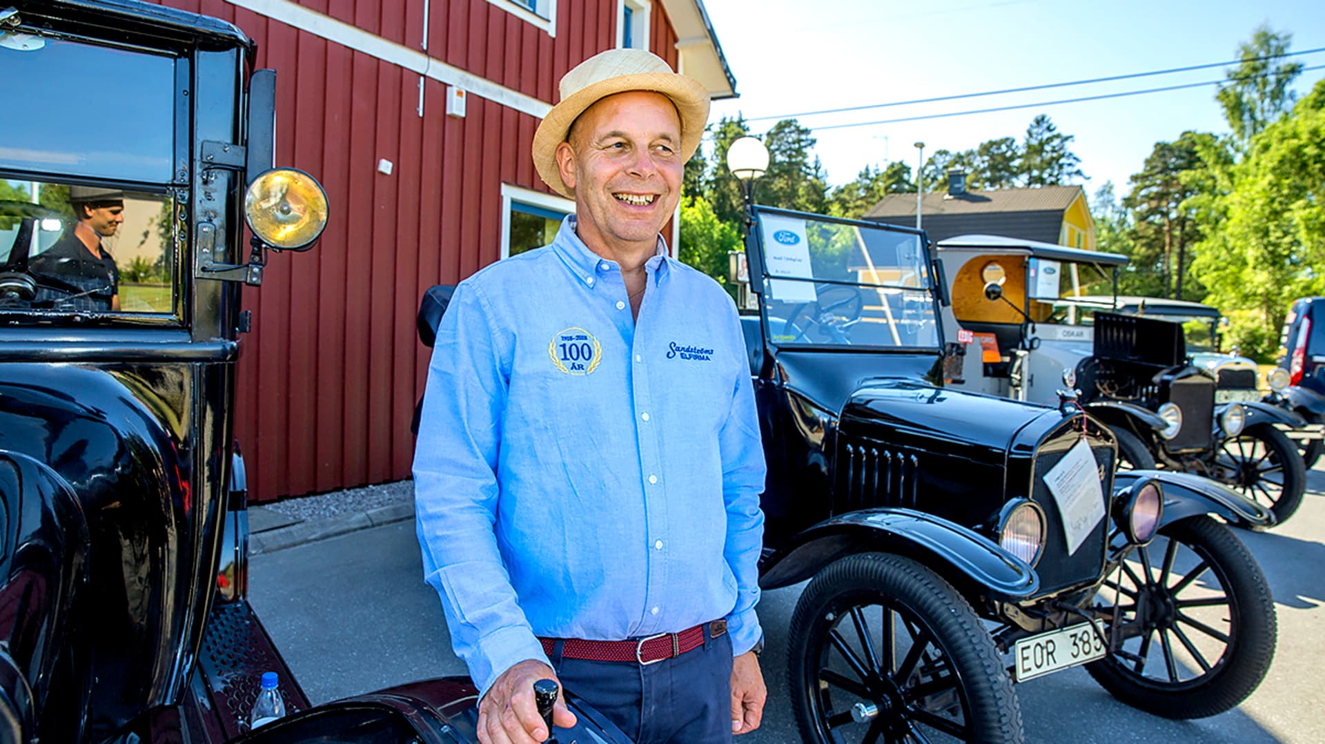 Magnus Sandström framför veteranbilar under 100-årsfirandet av firman