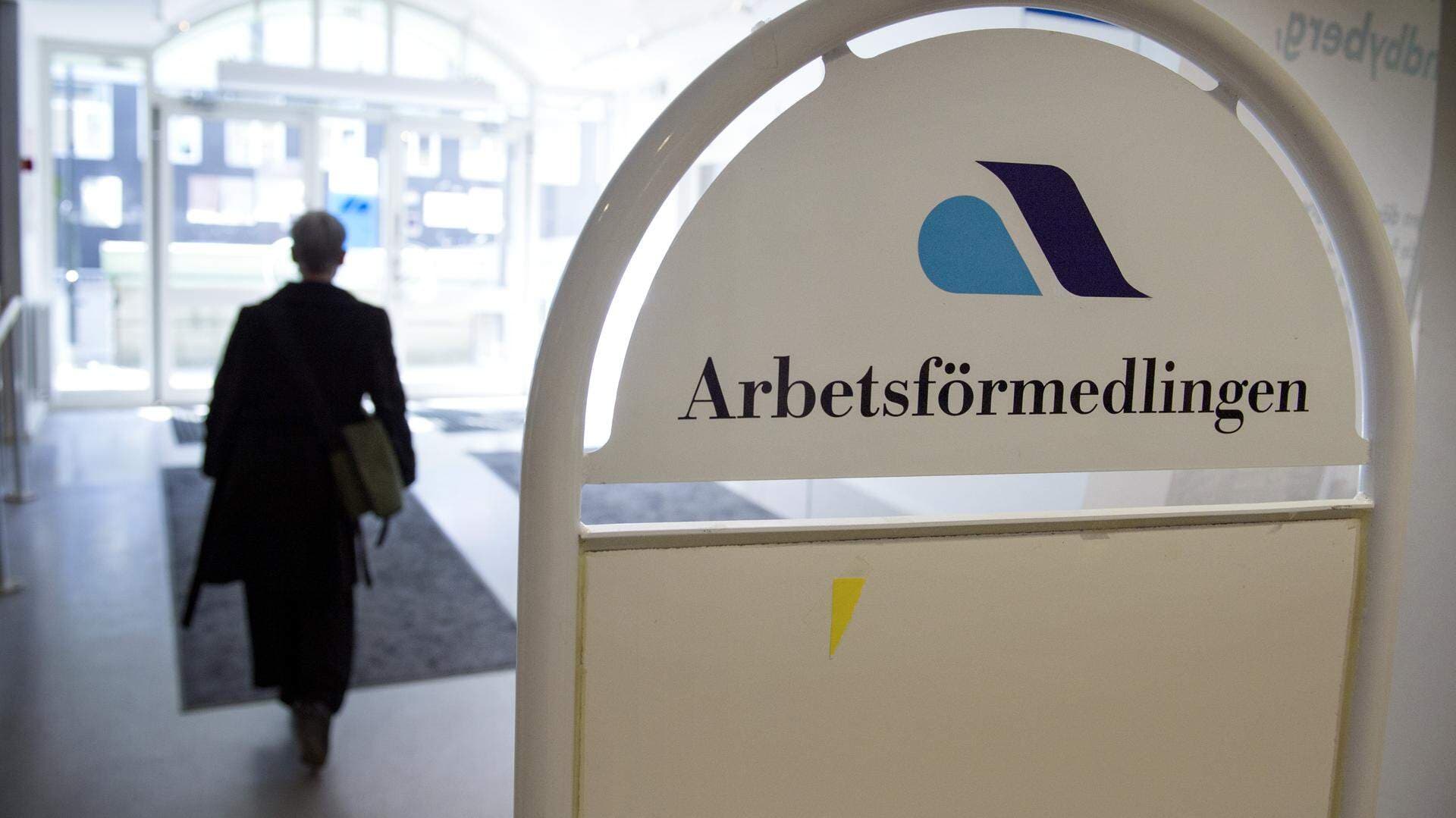 Kvinna som går ut från Arbetsförmedlingen