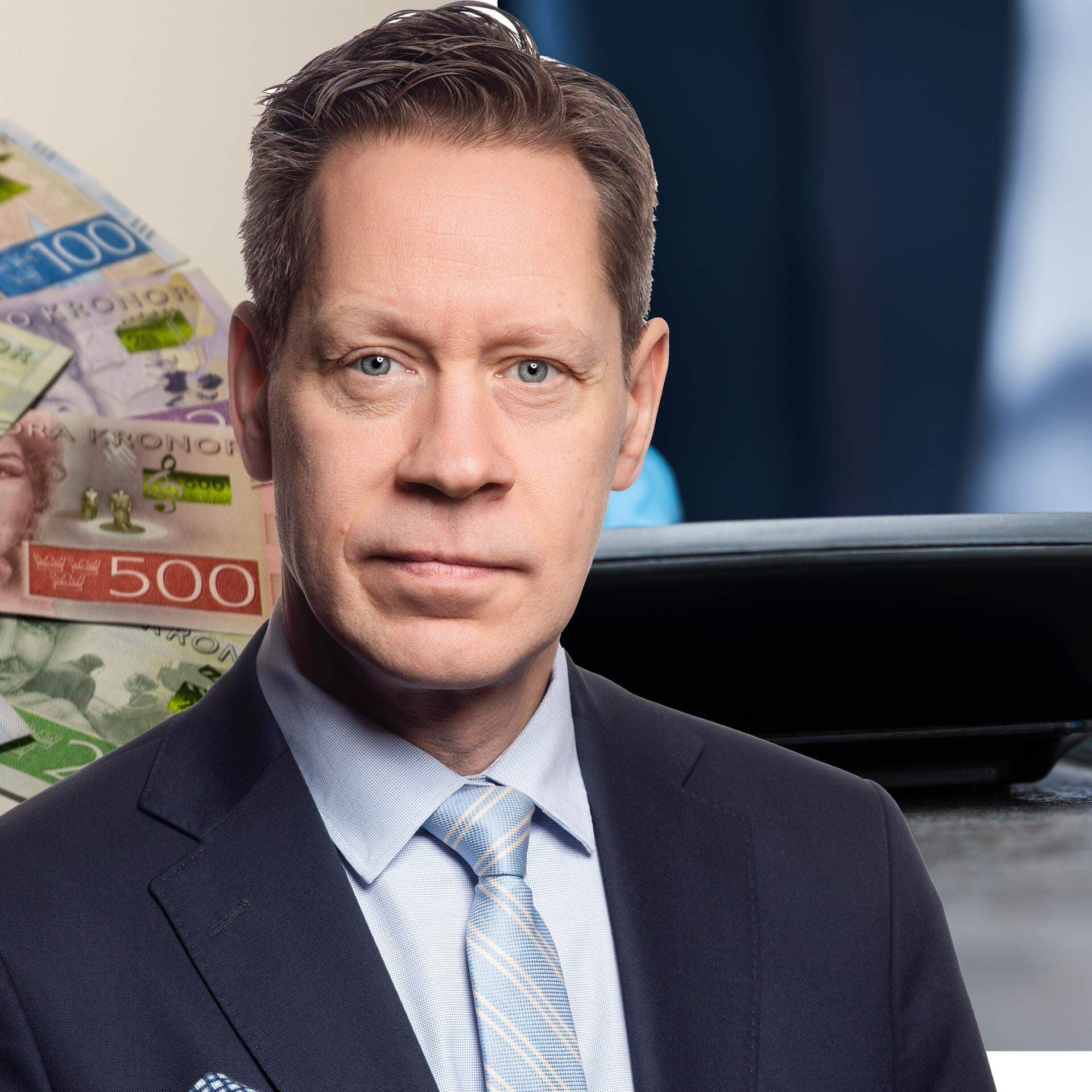 Billdcollage med porträtt av Johan Fall samt sedlar i bakgrunden